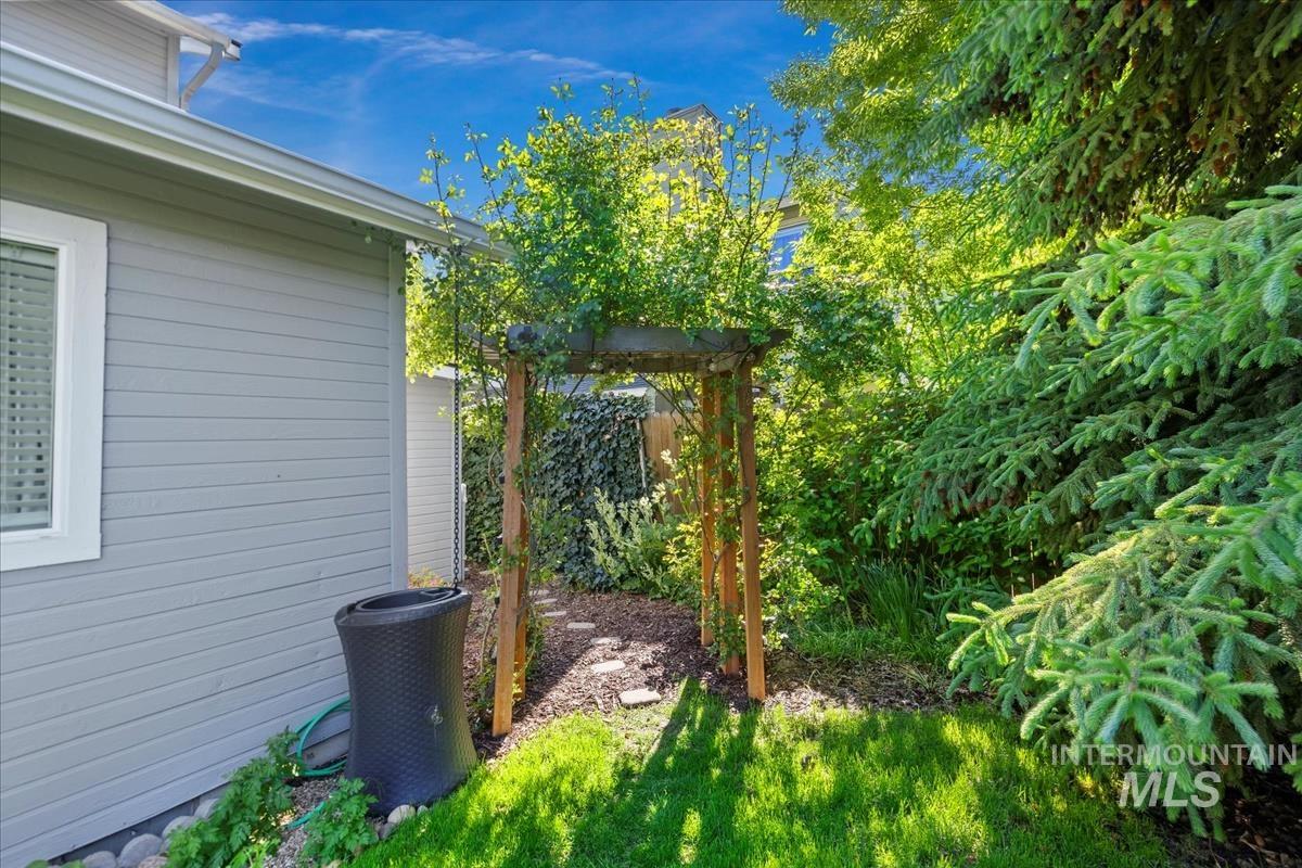 1544 E Falcon Rim Ct, Eagle, Idaho 83616, 4 Bedrooms, 3 Bathrooms, Residential For Sale, Price $589,900,MLS 98977450