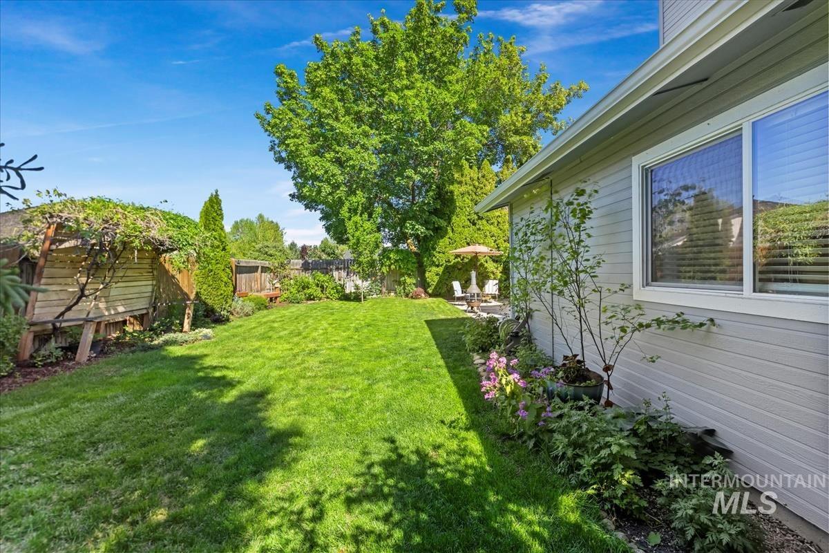 1544 E Falcon Rim Ct, Eagle, Idaho 83616, 4 Bedrooms, 3 Bathrooms, Residential For Sale, Price $589,900,MLS 98977450