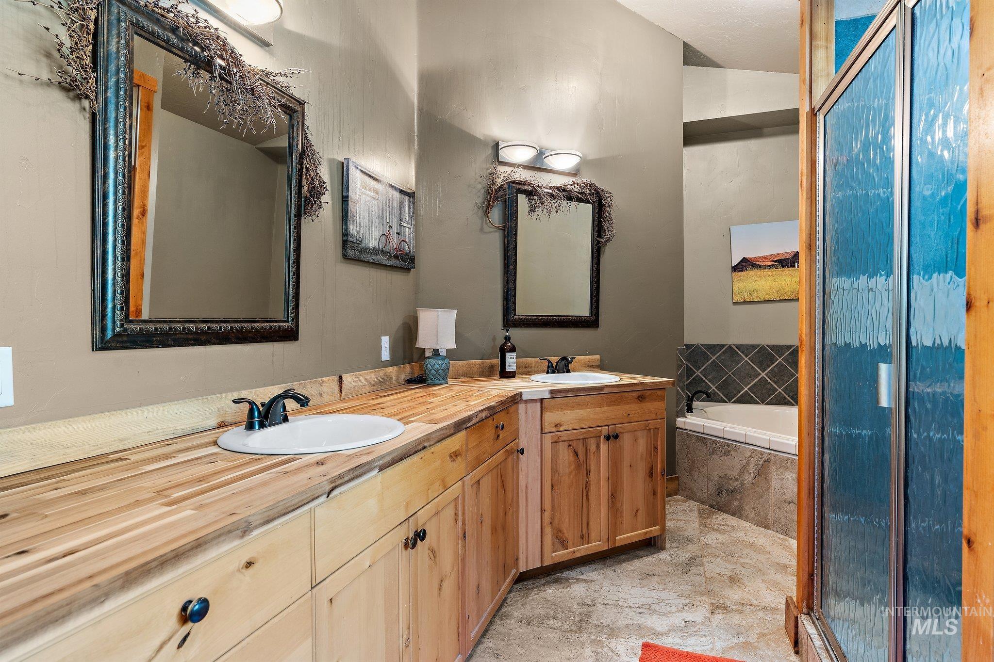 11714 Chukar Ridge Lane, Horseshoe Bend, Idaho 83629, 4 Bedrooms, 3 Bathrooms, Residential For Sale, Price $899,900, 98977452