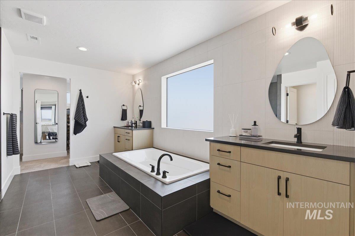 8673 W Inspirado Street, Meridian, Idaho 83646, 5 Bedrooms, 3.5 Bathrooms, Residential For Sale, Price $949,000, 98977531