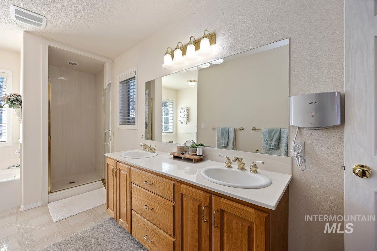 3018 Laurelwood Dr, Twin Falls, Idaho 83301, 4 Bedrooms, 3 Bathrooms, Residential For Sale, Price $919,000, 98977552