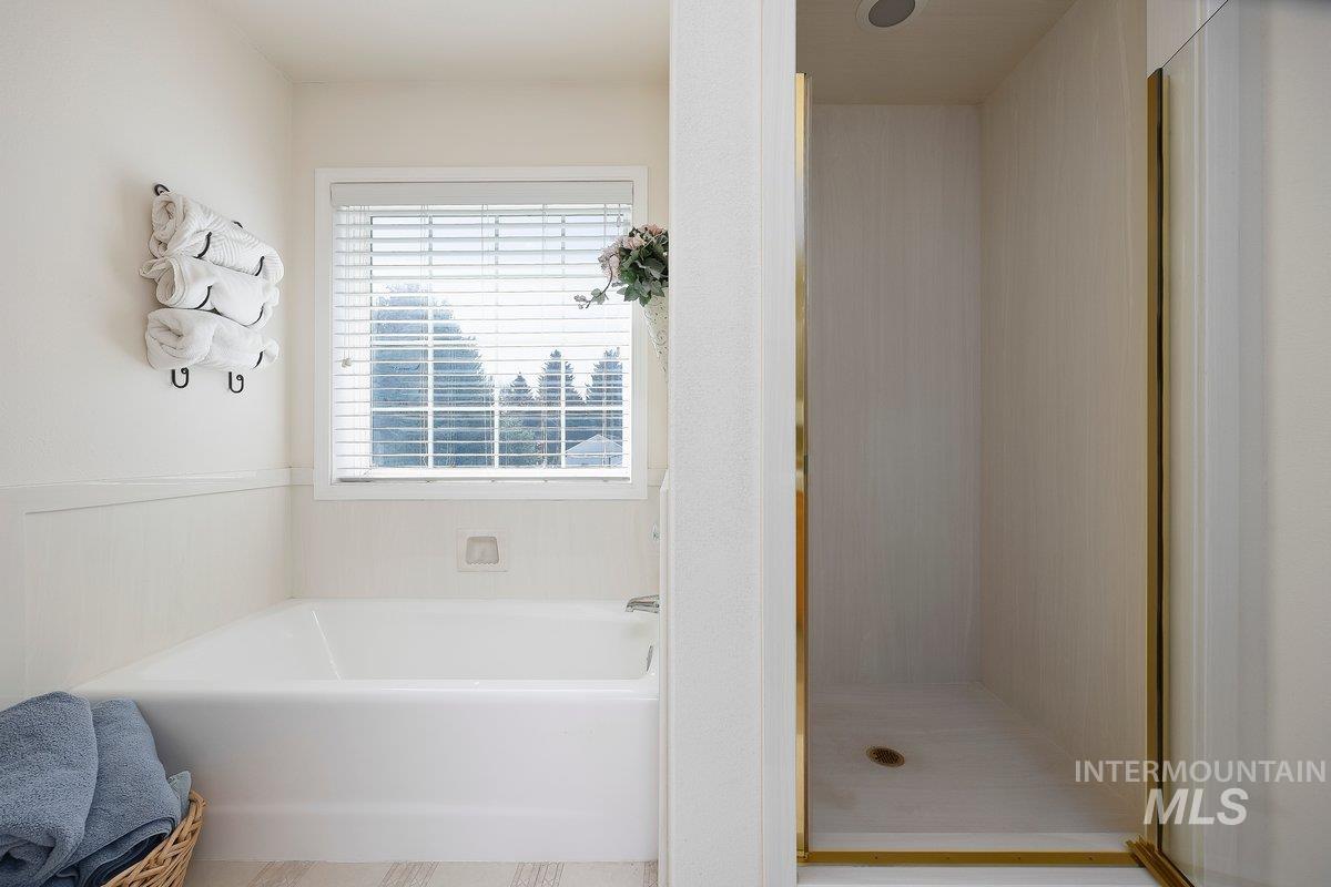 3018 Laurelwood Dr, Twin Falls, Idaho 83301, 4 Bedrooms, 3 Bathrooms, Residential For Sale, Price $919,000, 98977552