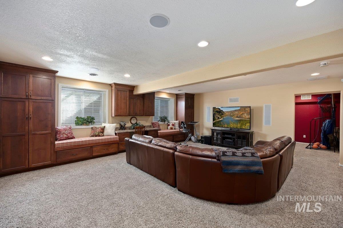 3018 Laurelwood Dr, Twin Falls, Idaho 83301, 4 Bedrooms, 3 Bathrooms, Residential For Sale, Price $919,000, 98977552