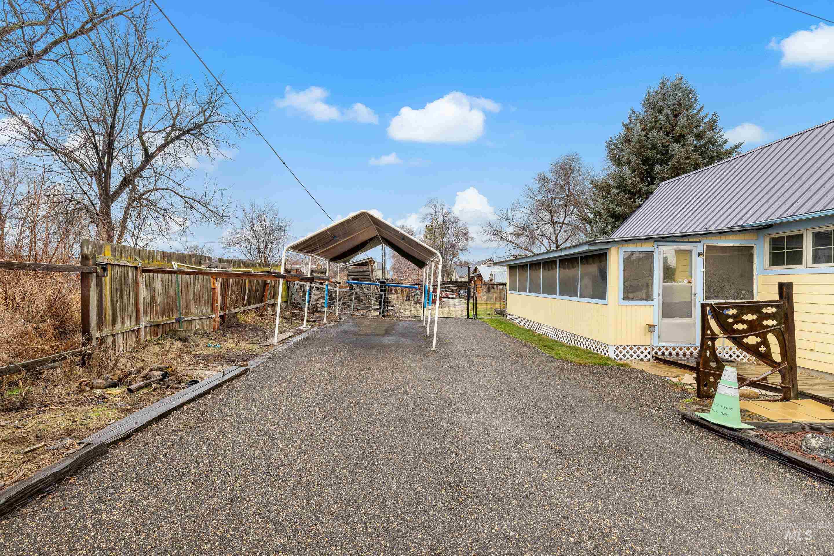 1415/1411 S Fern St, Nampa, Idaho 83686, 2 Bedrooms, 1 Bathroom, Residential Income For Sale, Price $440,000, 98977553