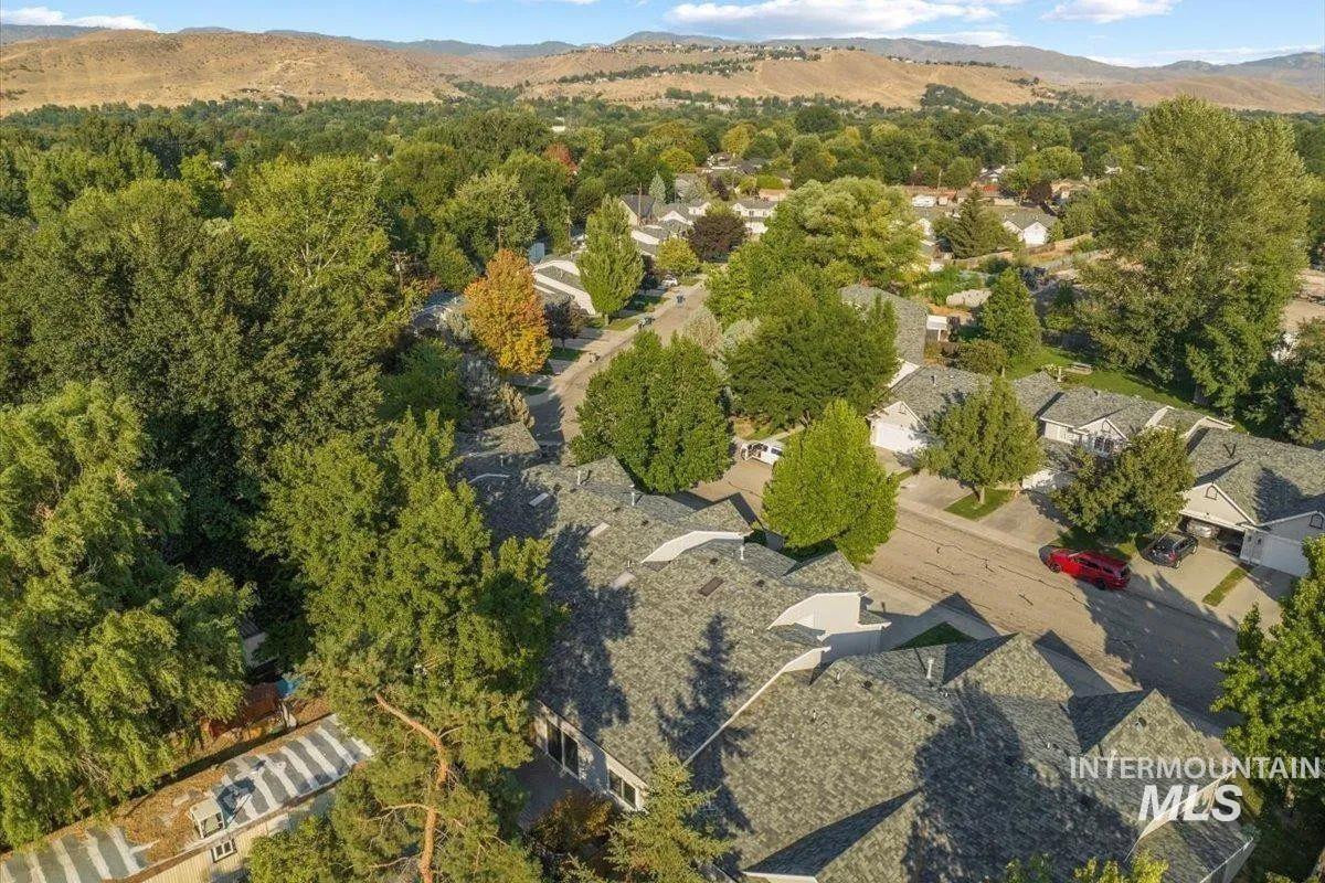 4617 N Carlsbad Way, Boise, Idaho 83703-6420, 3 Bedrooms, 2 Bathrooms, Residential For Sale, Price $409,000,MLS 98977562