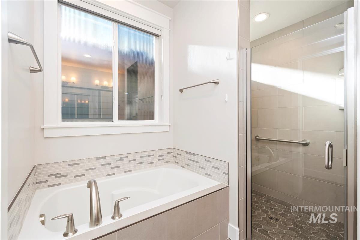 6230 N Bolsena Lane, Meridian, Idaho 83646-7601, 2 Bedrooms, 2 Bathrooms, Residential For Sale, Price $609,000, 98977579