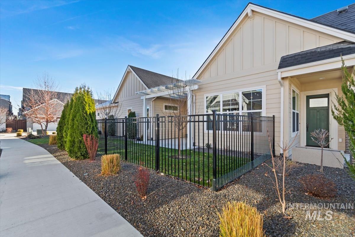 6230 N Bolsena Lane, Meridian, Idaho 83646-7601, 2 Bedrooms, 2 Bathrooms, Residential For Sale, Price $609,000, 98977579