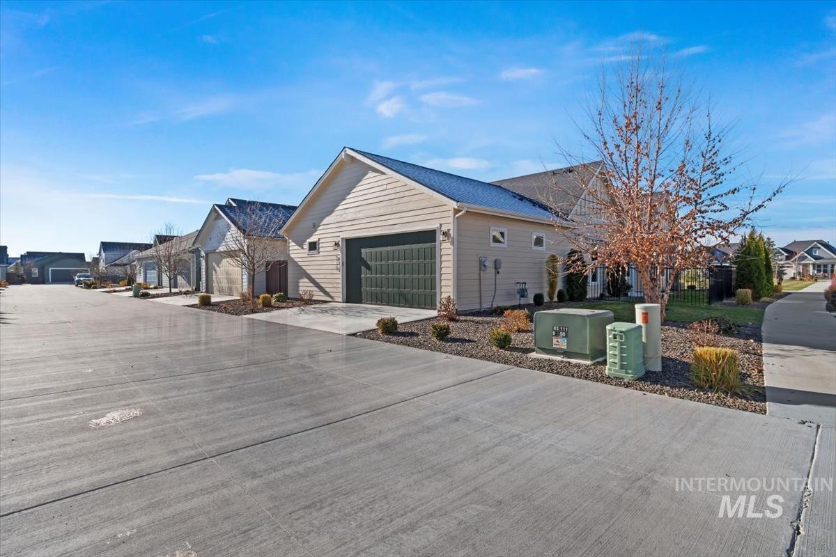 6230 N Bolsena Lane, Meridian, Idaho 83646-7601, 2 Bedrooms, 2 Bathrooms, Residential For Sale, Price $609,000, 98977579