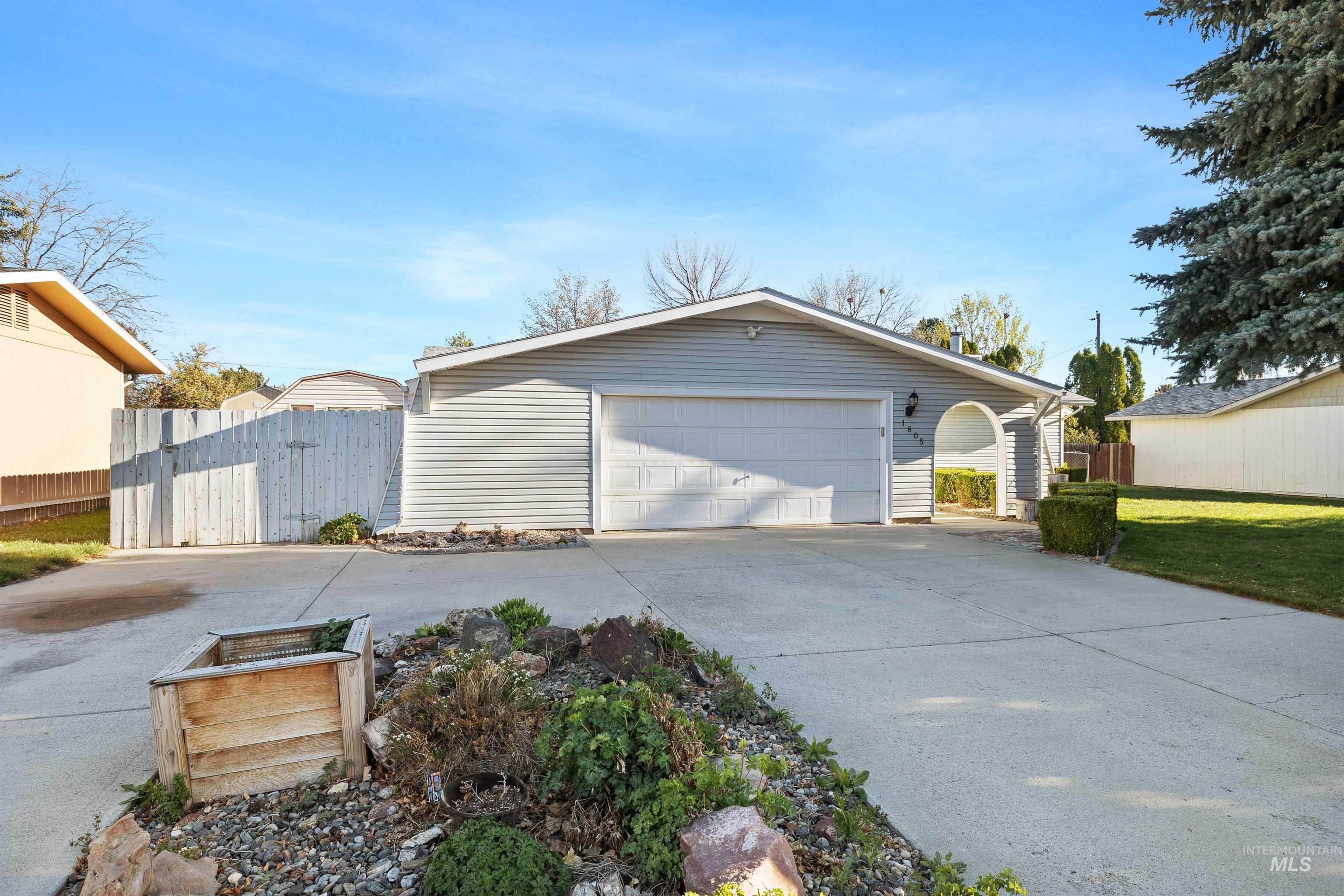 1605 Targhee Dr, Twin Falls, Idaho 83301-3547, 3 Bedrooms, 2 Bathrooms, Residential For Sale, Price $339,900, 98977582