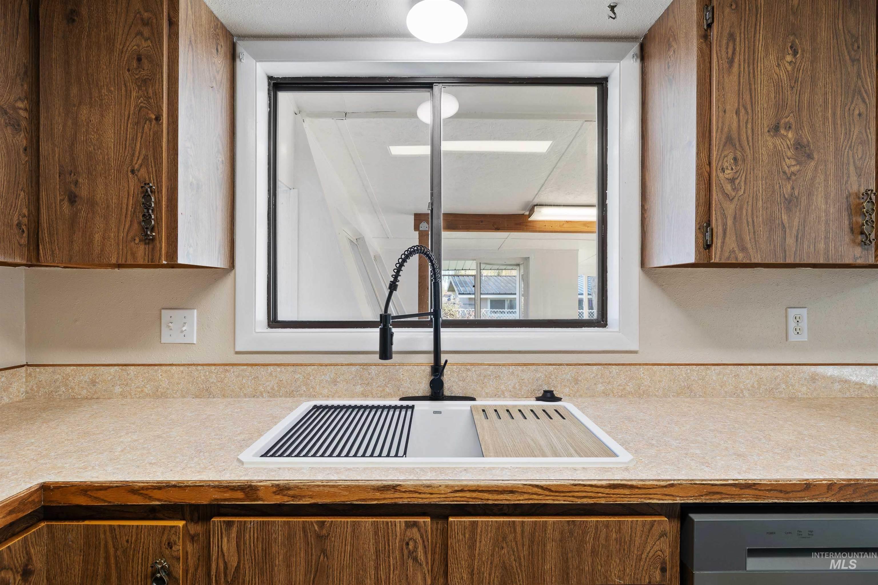 1605 Targhee Dr, Twin Falls, Idaho 83301-3547, 3 Bedrooms, 2 Bathrooms, Residential For Sale, Price $339,900, 98977582