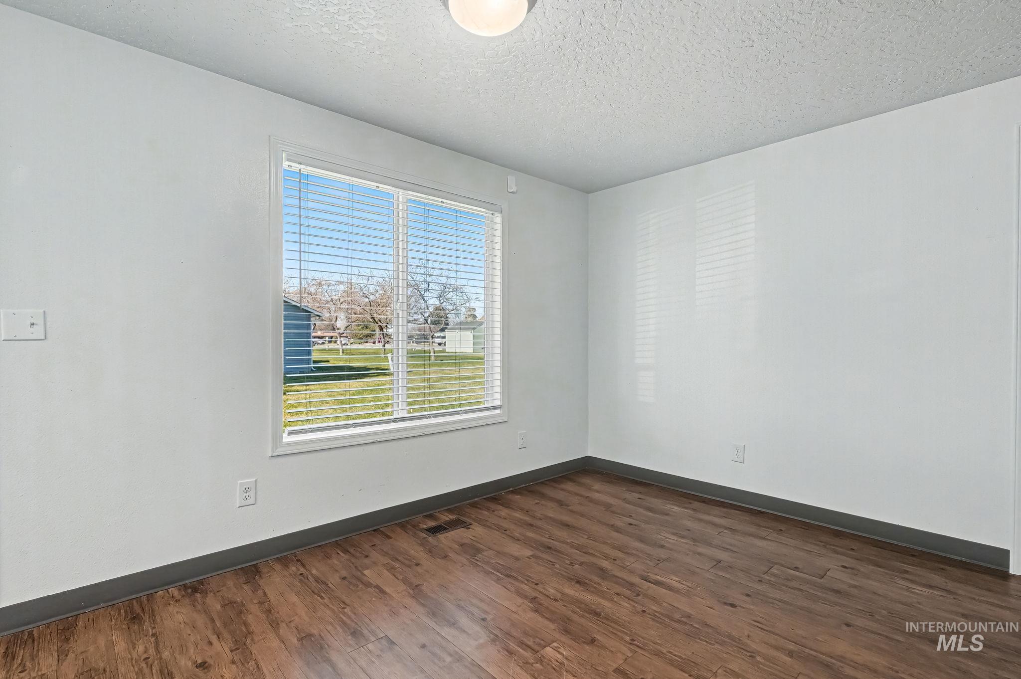 17 S Benewah Dr, Nampa, Idaho 83651, 3 Bedrooms, 2 Bathrooms, Residential For Sale, Price $300,000, 98977589