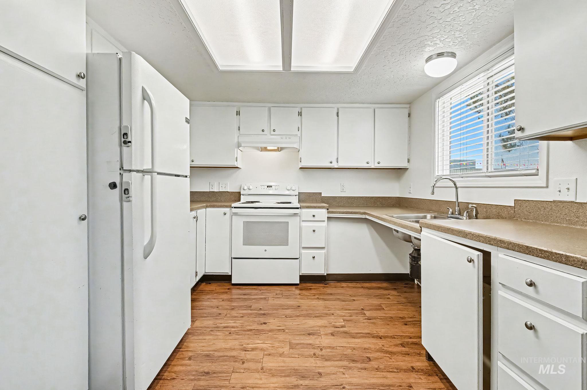 17 S Benewah Dr, Nampa, Idaho 83651, 3 Bedrooms, 2 Bathrooms, Residential For Sale, Price $300,000, 98977589