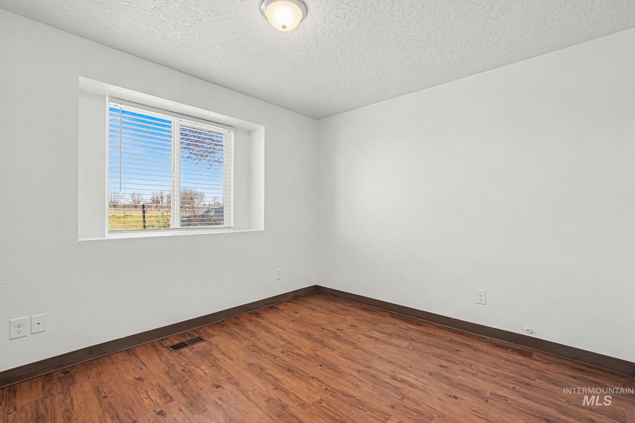 17 S Benewah Dr, Nampa, Idaho 83651, 3 Bedrooms, 2 Bathrooms, Residential For Sale, Price $300,000, 98977589