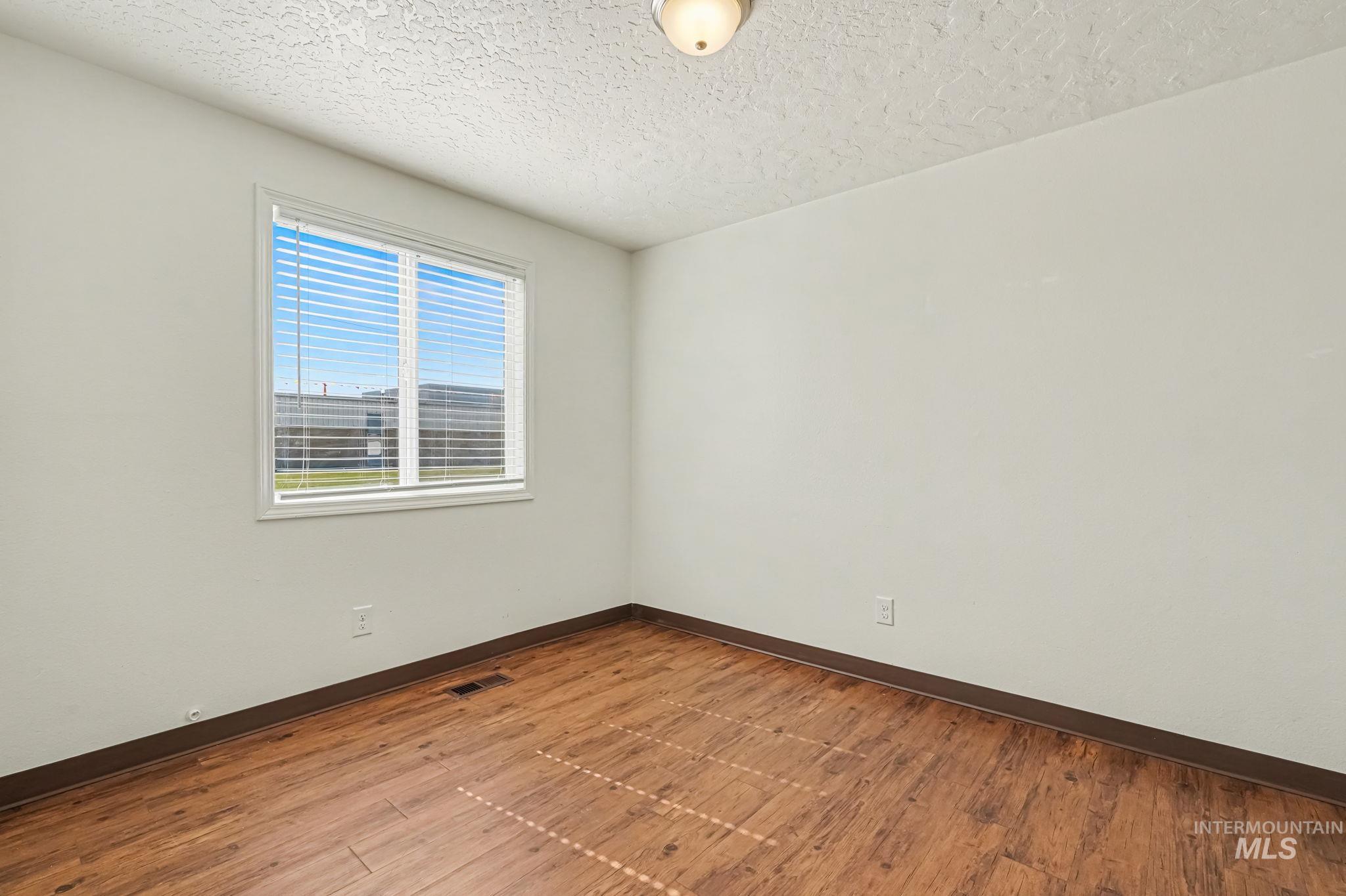 17 S Benewah Dr, Nampa, Idaho 83651, 3 Bedrooms, 2 Bathrooms, Residential For Sale, Price $300,000, 98977589