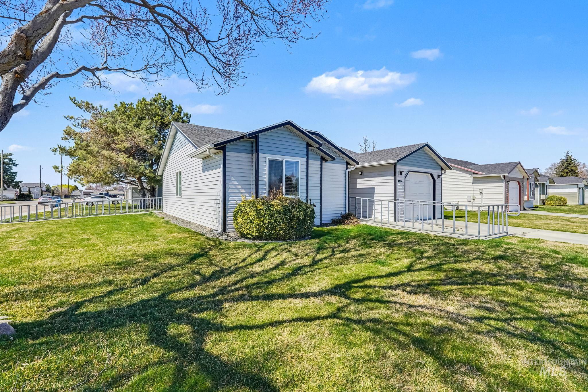 17 S Benewah Dr, Nampa, Idaho 83651, 3 Bedrooms, 2 Bathrooms, Residential For Sale, Price $300,000, 98977589