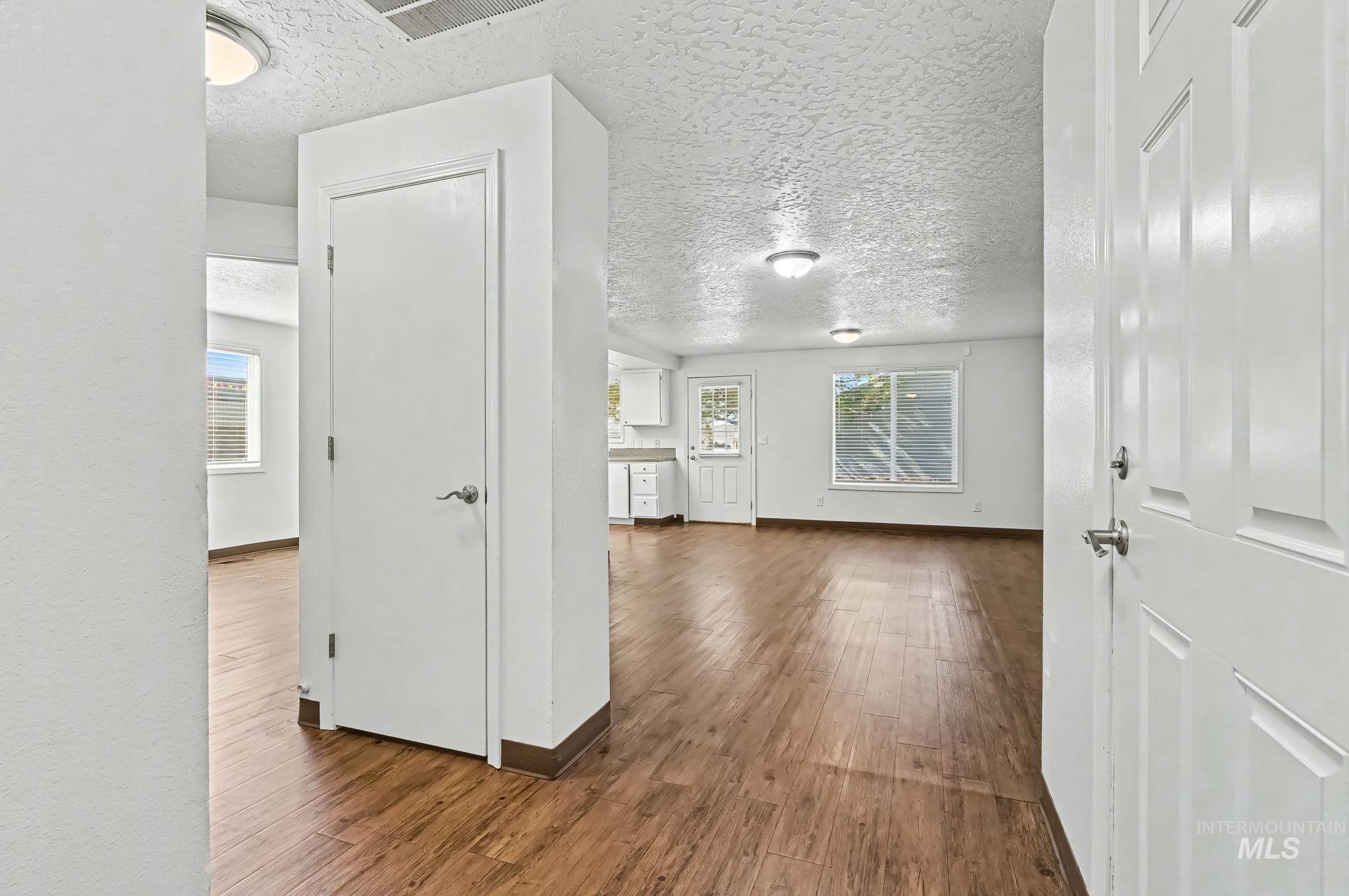 17 S Benewah Dr, Nampa, Idaho 83651, 3 Bedrooms, 2 Bathrooms, Residential For Sale, Price $300,000, 98977589