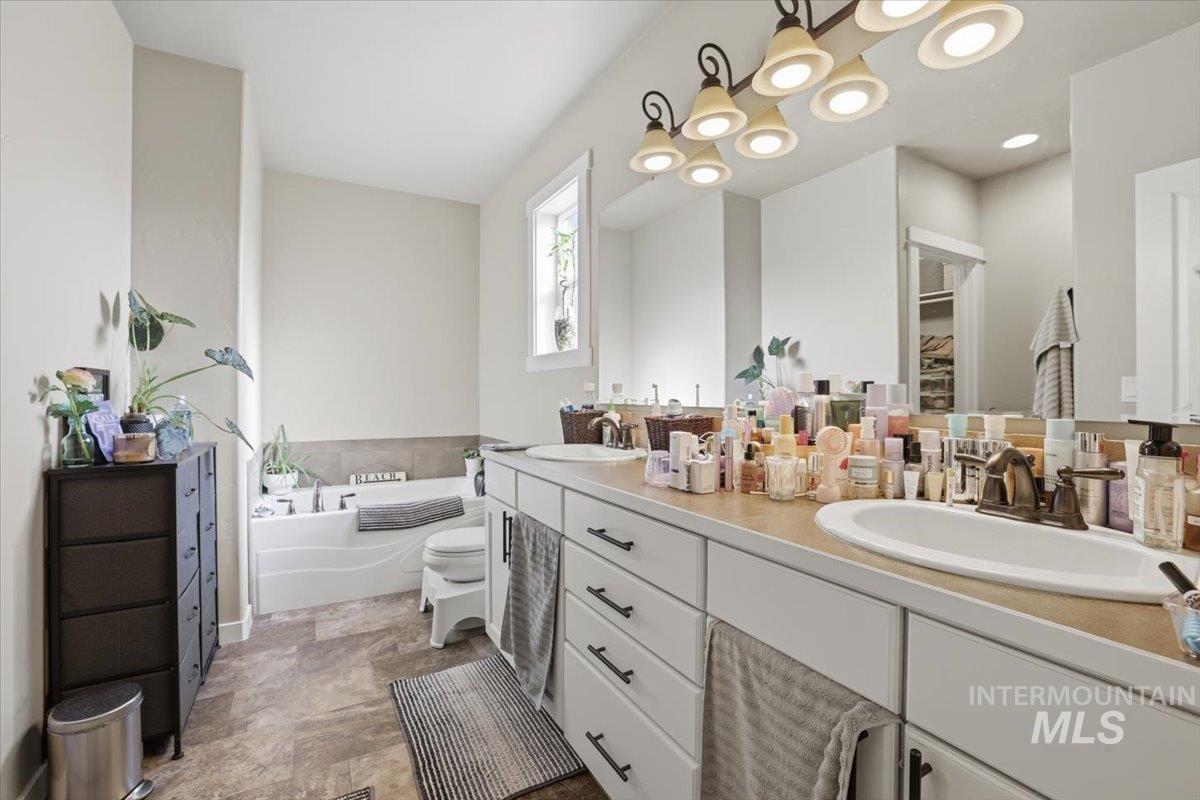 2008 S Belknap Loop, Nampa, Idaho 83686, 3 Bedrooms, 2 Bathrooms, Residential For Sale, Price $429,900, 98977592