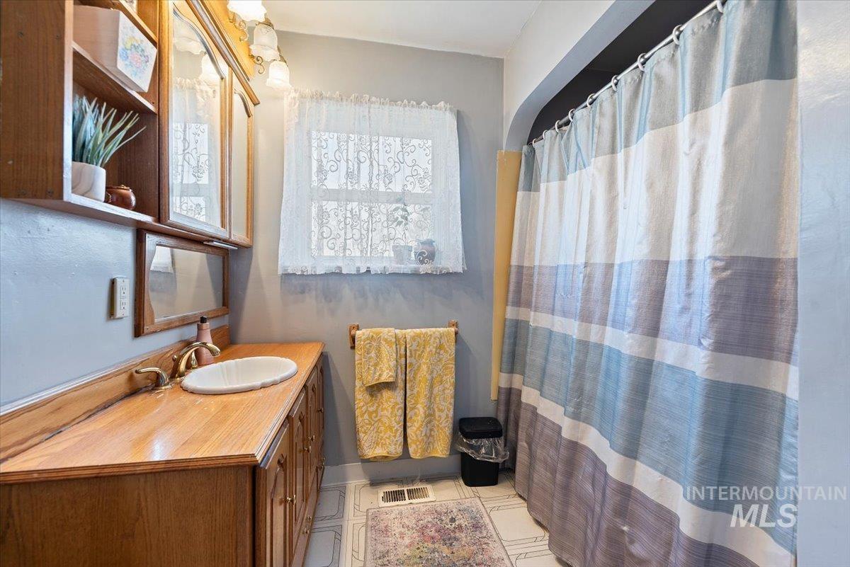 619 S. Pine St., Nampa, Idaho 83686, 3 Bedrooms, 1 Bathroom, Residential For Sale, Price $329,900, 98977606