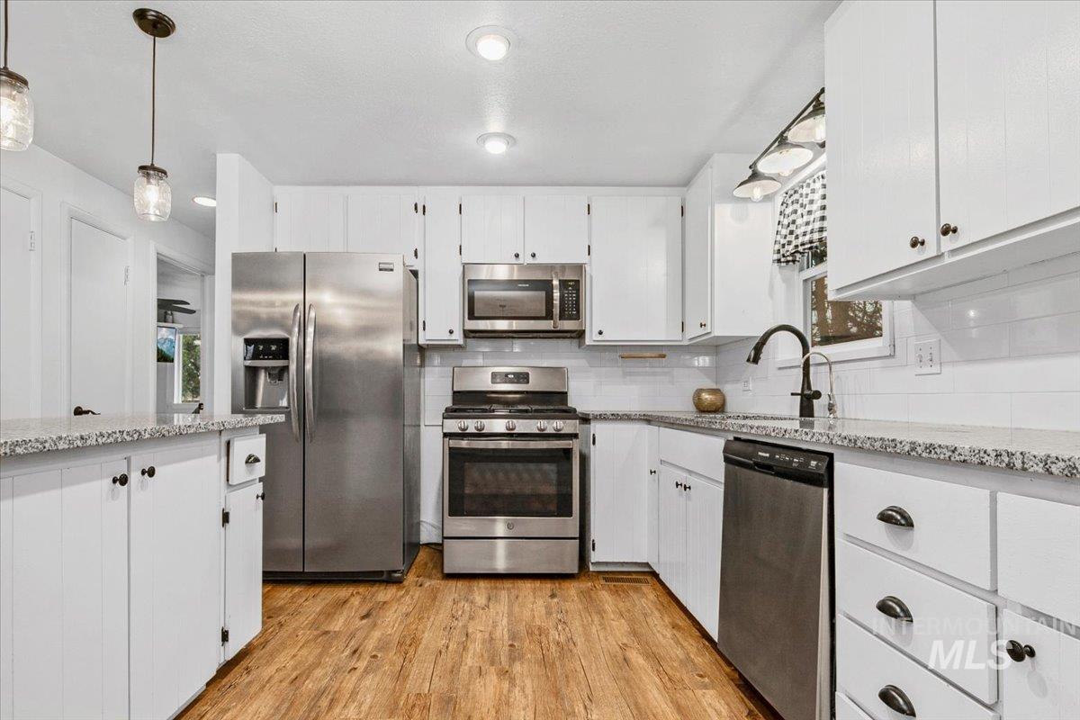 1184 Downing Dr, Eagle, Idaho 83616, 3 Bedrooms, 2.5 Bathrooms, Residential For Sale, Price $874,900,MLS 98977615