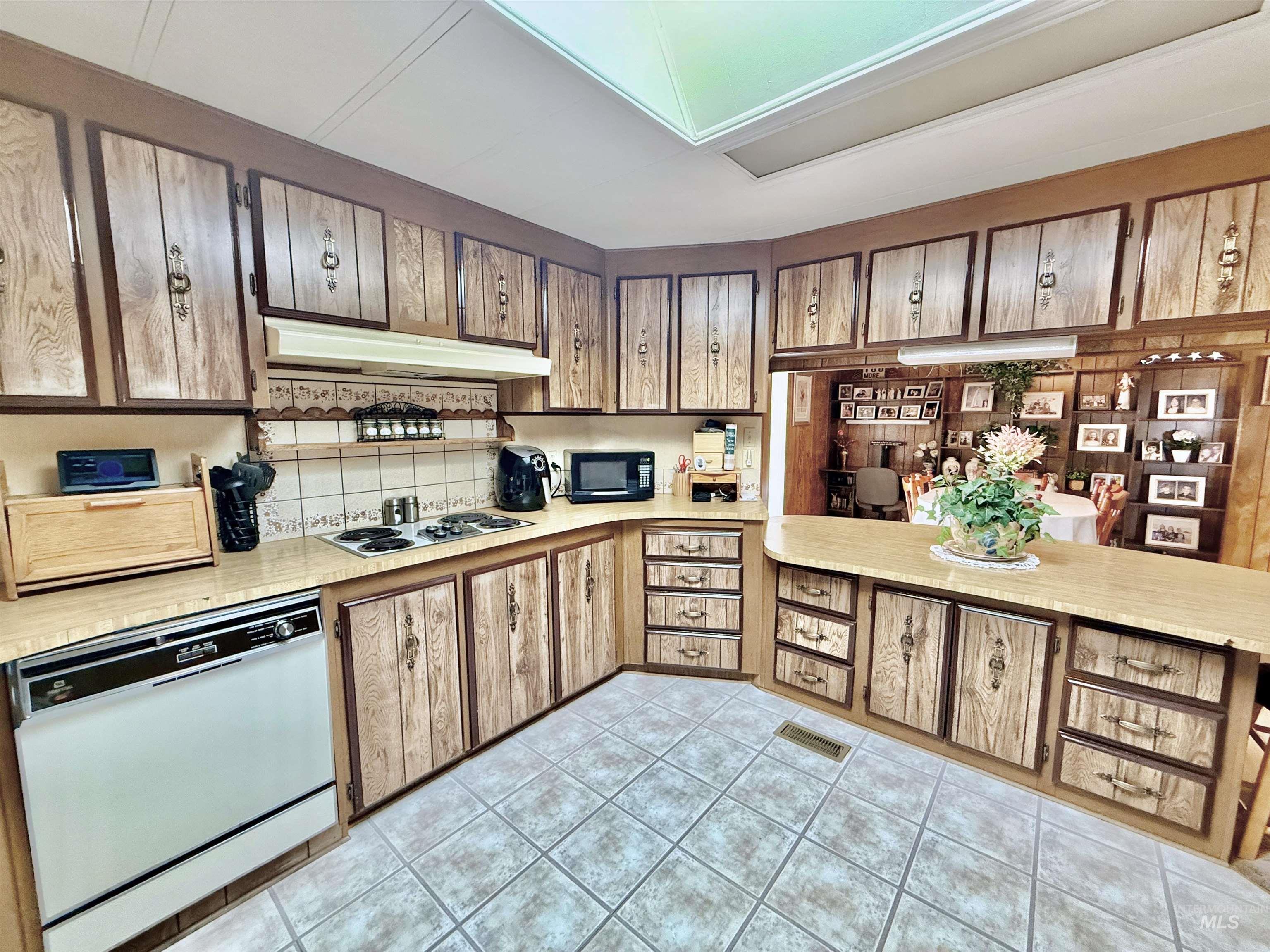 842 W Midway, Filer, Idaho 83328, 3 Bedrooms, 2 Bathrooms, Residential For Sale, Price $135,000,MLS 98977643