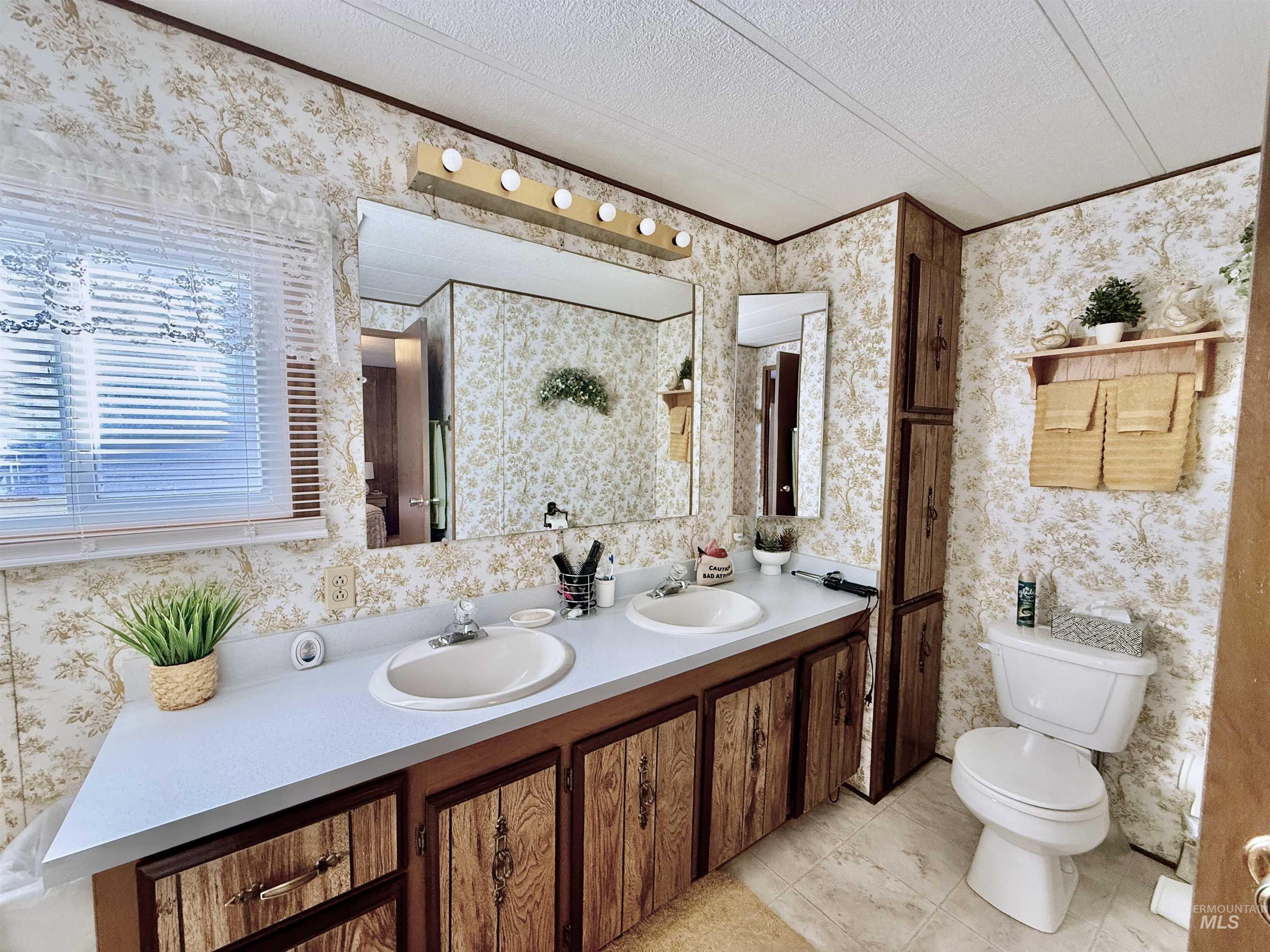 842 W Midway, Filer, Idaho 83328, 3 Bedrooms, 2 Bathrooms, Residential For Sale, Price $135,000,MLS 98977643