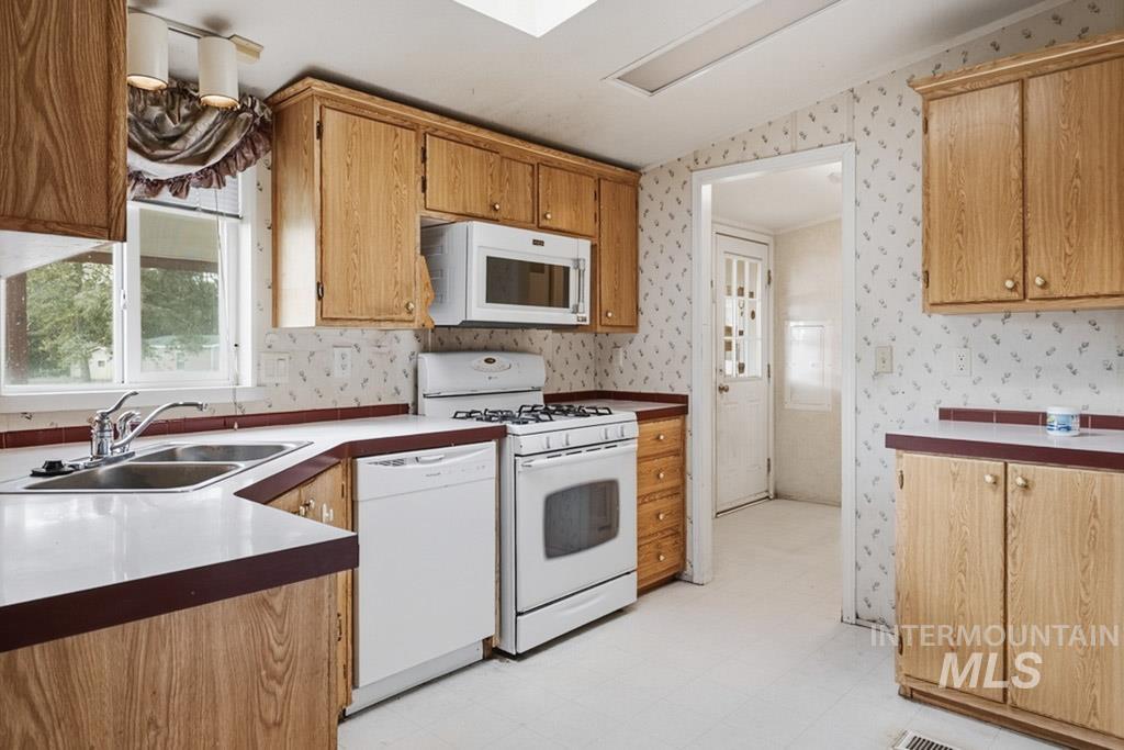 204 E Church Street, Uniontown, Washington 99179, 6 Bedrooms, Business/Commercial For Sale, Price $399,900,MLS 98977657