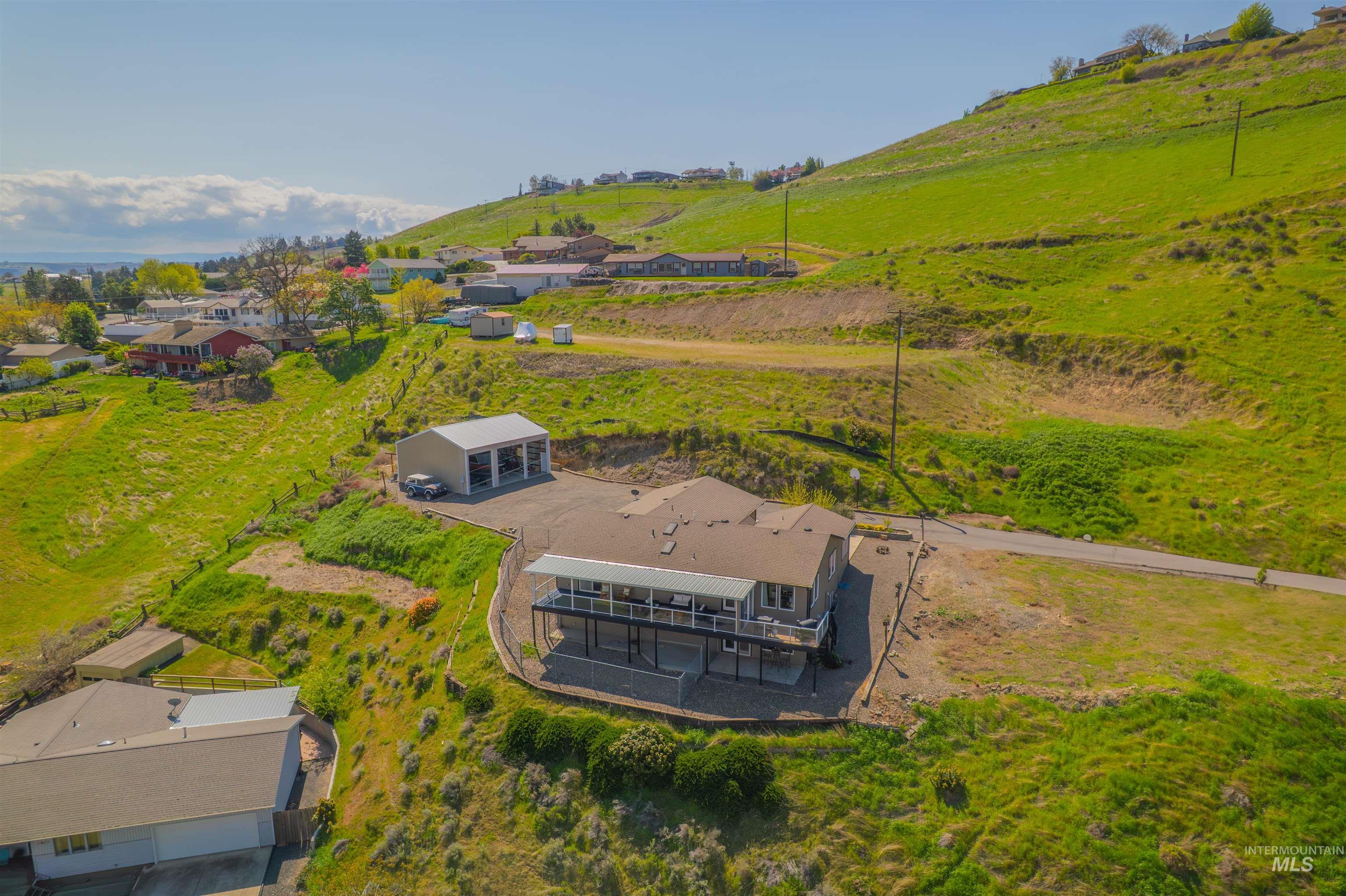 1977 Golfview Dr., Clarkston, Washington 99403, 5 Bedrooms, 2.5 Bathrooms, Residential For Sale, Price $749,000, 98977658