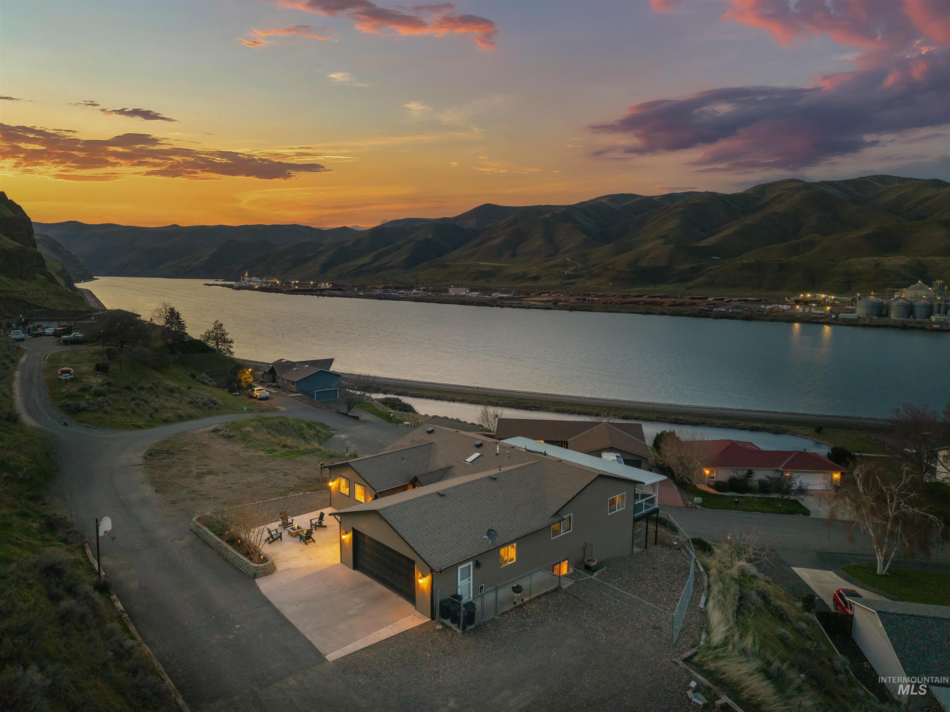 1977 Golfview Dr., Clarkston, Washington 99403, 5 Bedrooms, 2.5 Bathrooms, Residential For Sale, Price $749,000,MLS 98977658