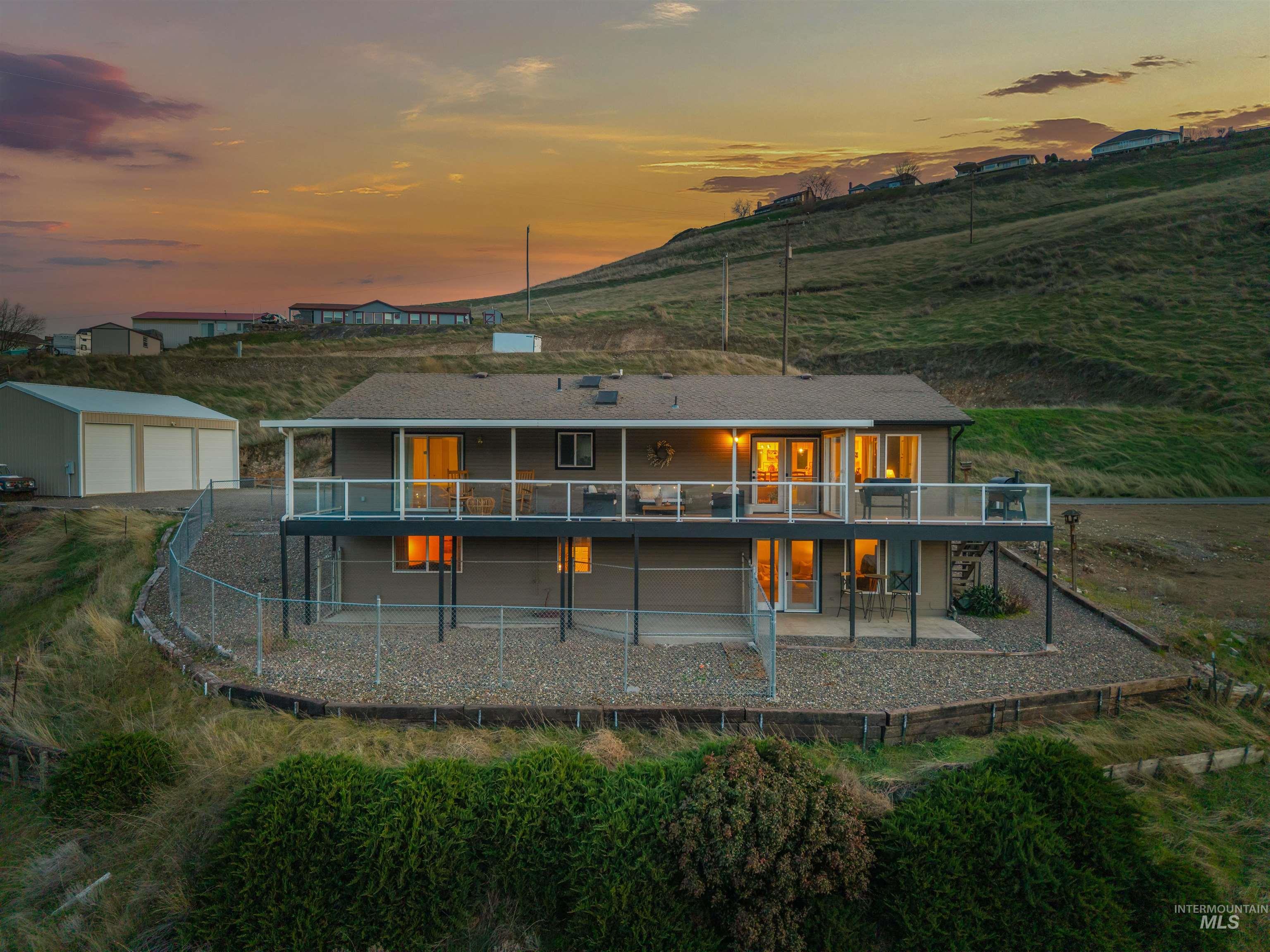 1977 Golfview Dr., Clarkston, Washington 99403, 5 Bedrooms, 2.5 Bathrooms, Residential For Sale, Price $749,000,MLS 98977658