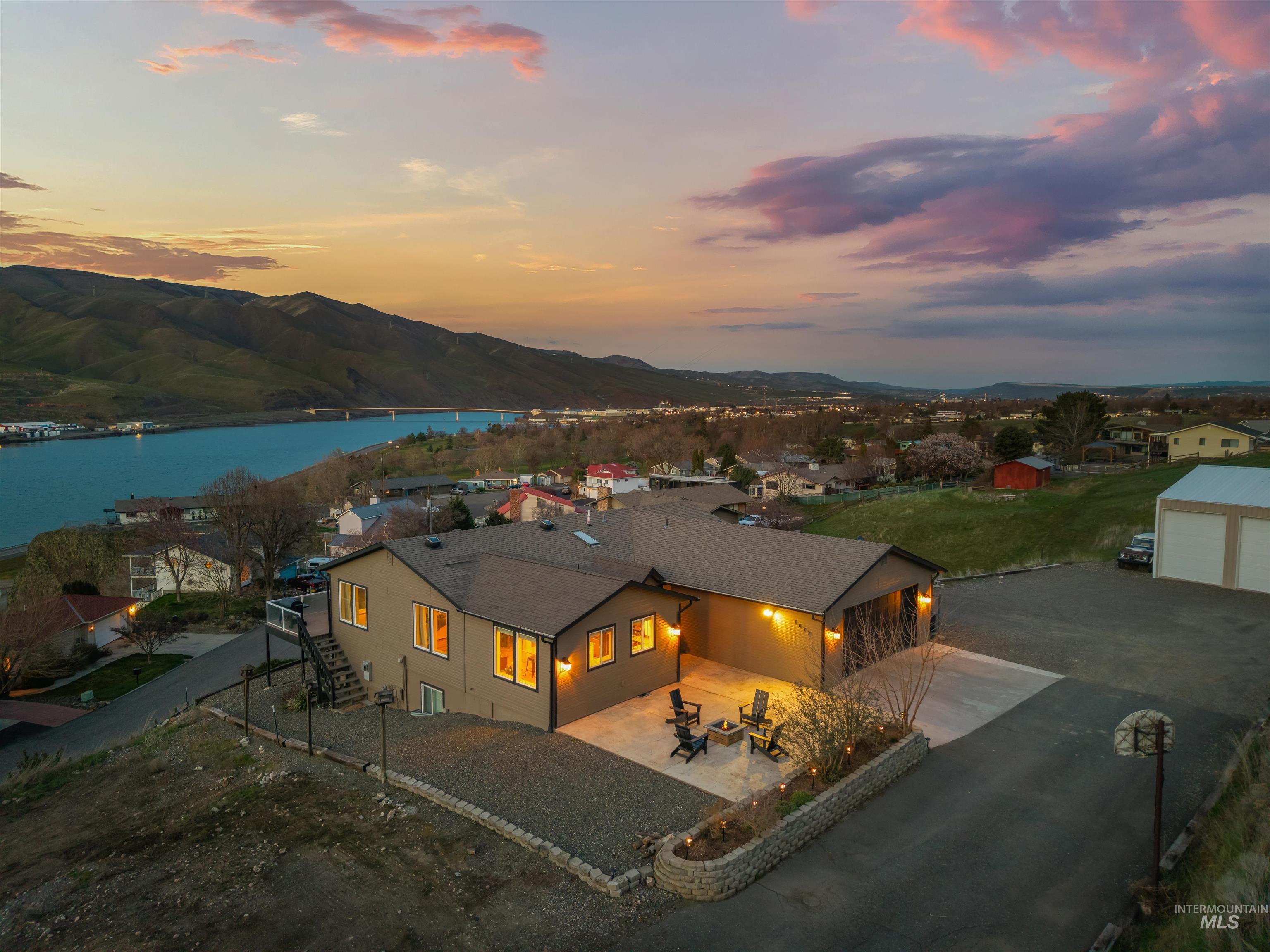 1977 Golfview Dr., Clarkston, Washington 99403, 5 Bedrooms, 2.5 Bathrooms, Residential For Sale, Price $749,000, 98977658