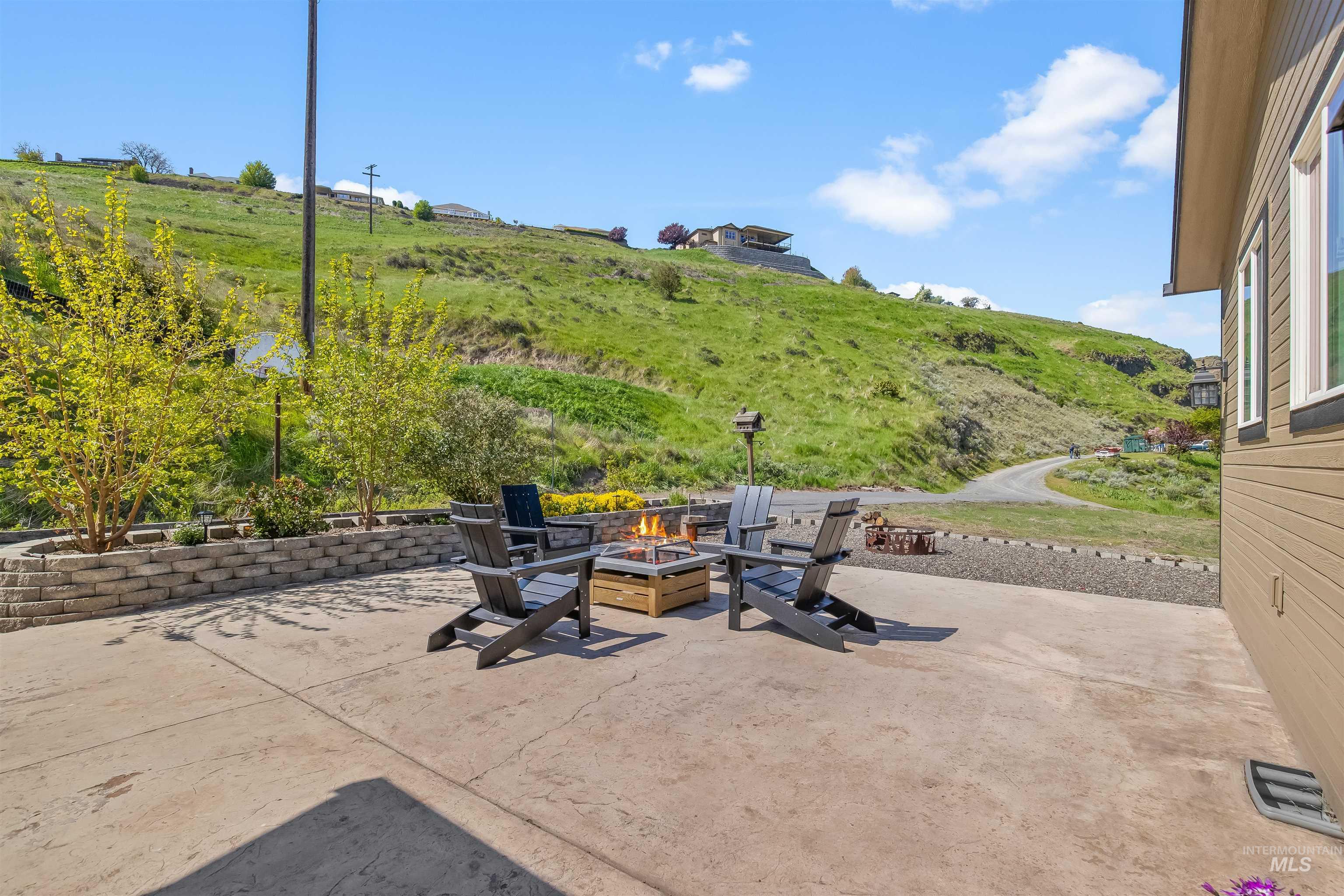 1977 Golfview Dr., Clarkston, Washington 99403, 5 Bedrooms, 2.5 Bathrooms, Residential For Sale, Price $749,000, 98977658