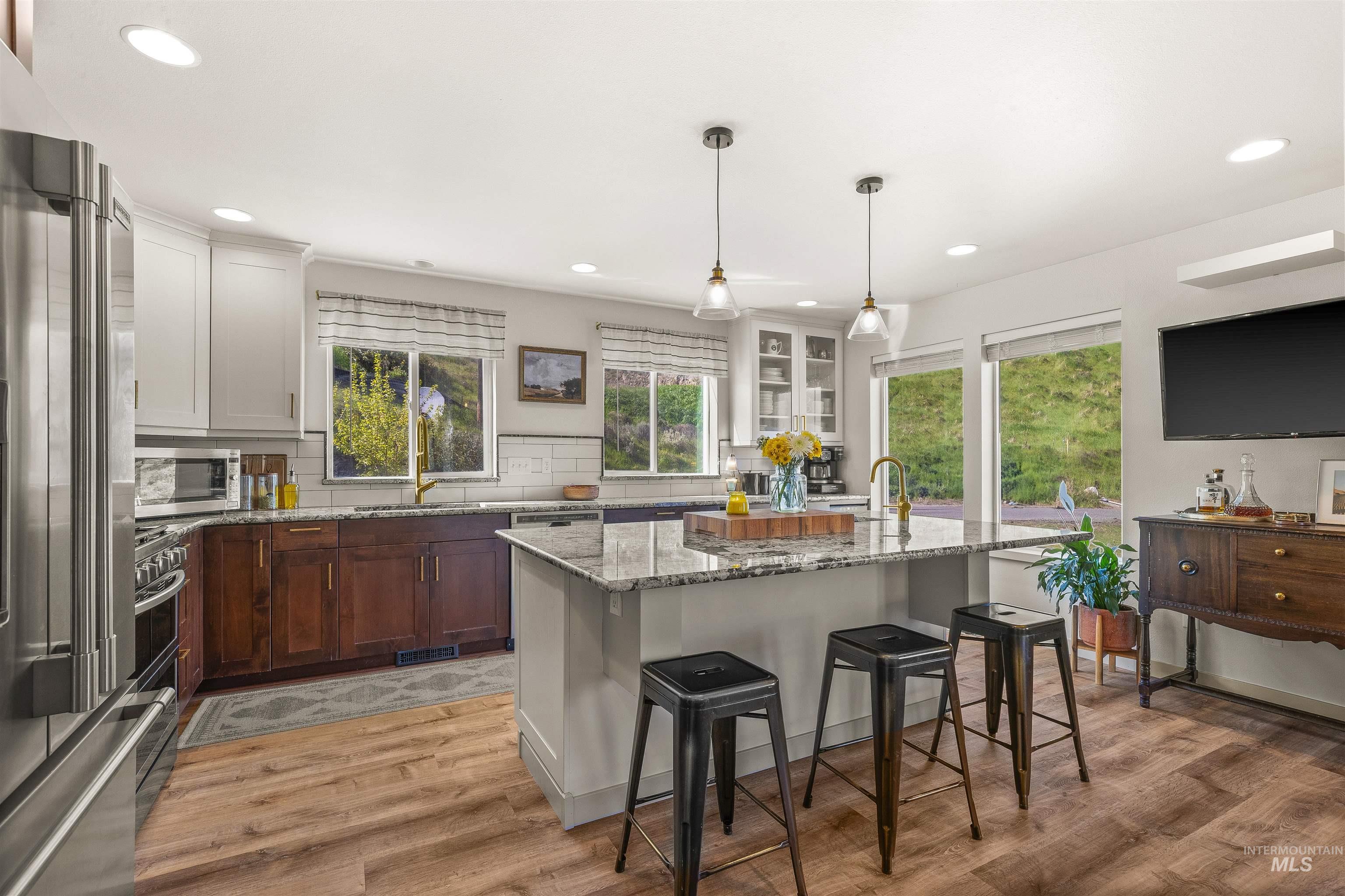 1977 Golfview Dr., Clarkston, Washington 99403, 5 Bedrooms, 2.5 Bathrooms, Residential For Sale, Price $749,000, 98977658