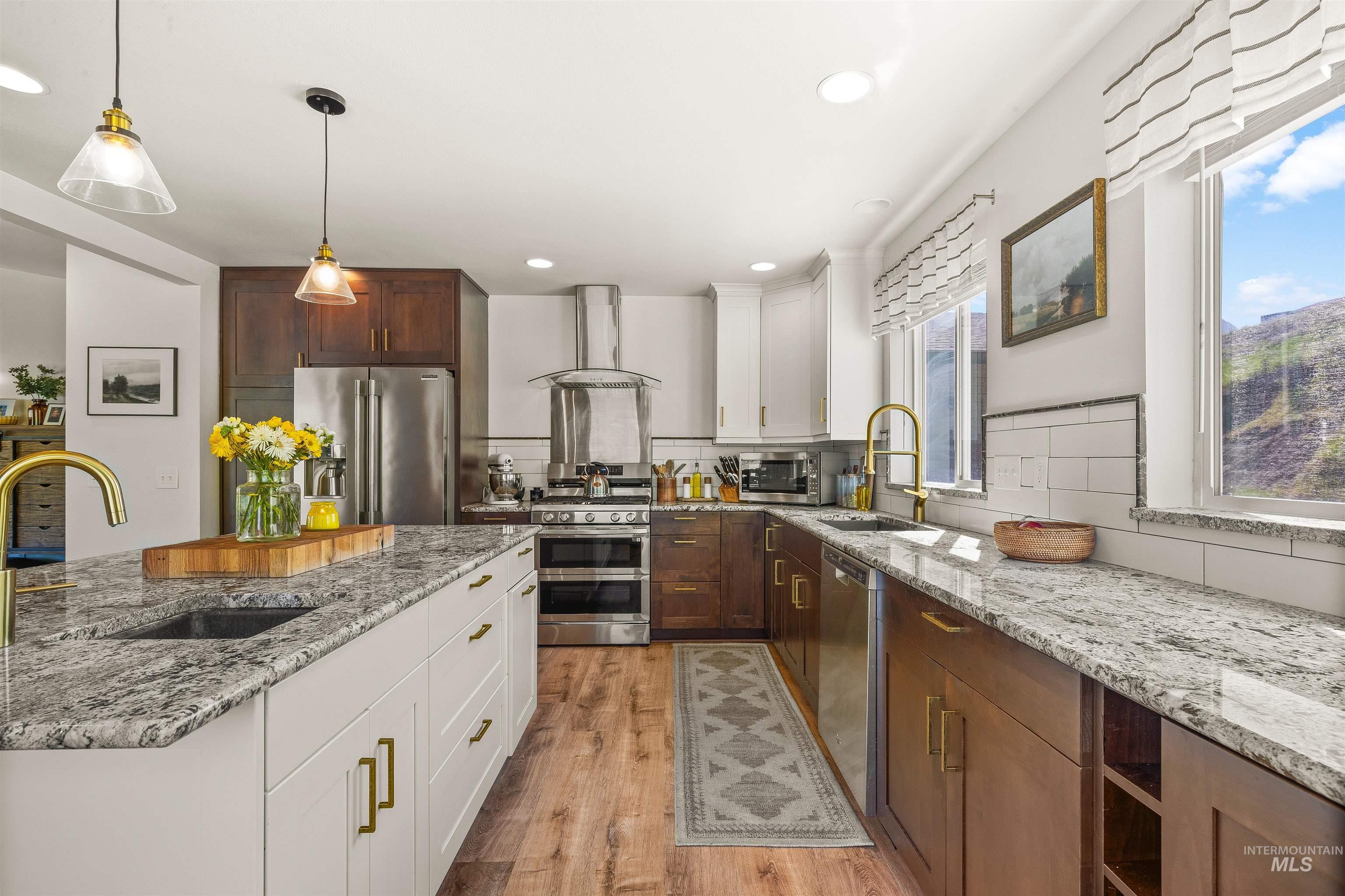 1977 Golfview Dr., Clarkston, Washington 99403, 5 Bedrooms, 2.5 Bathrooms, Residential For Sale, Price $749,000,MLS 98977658