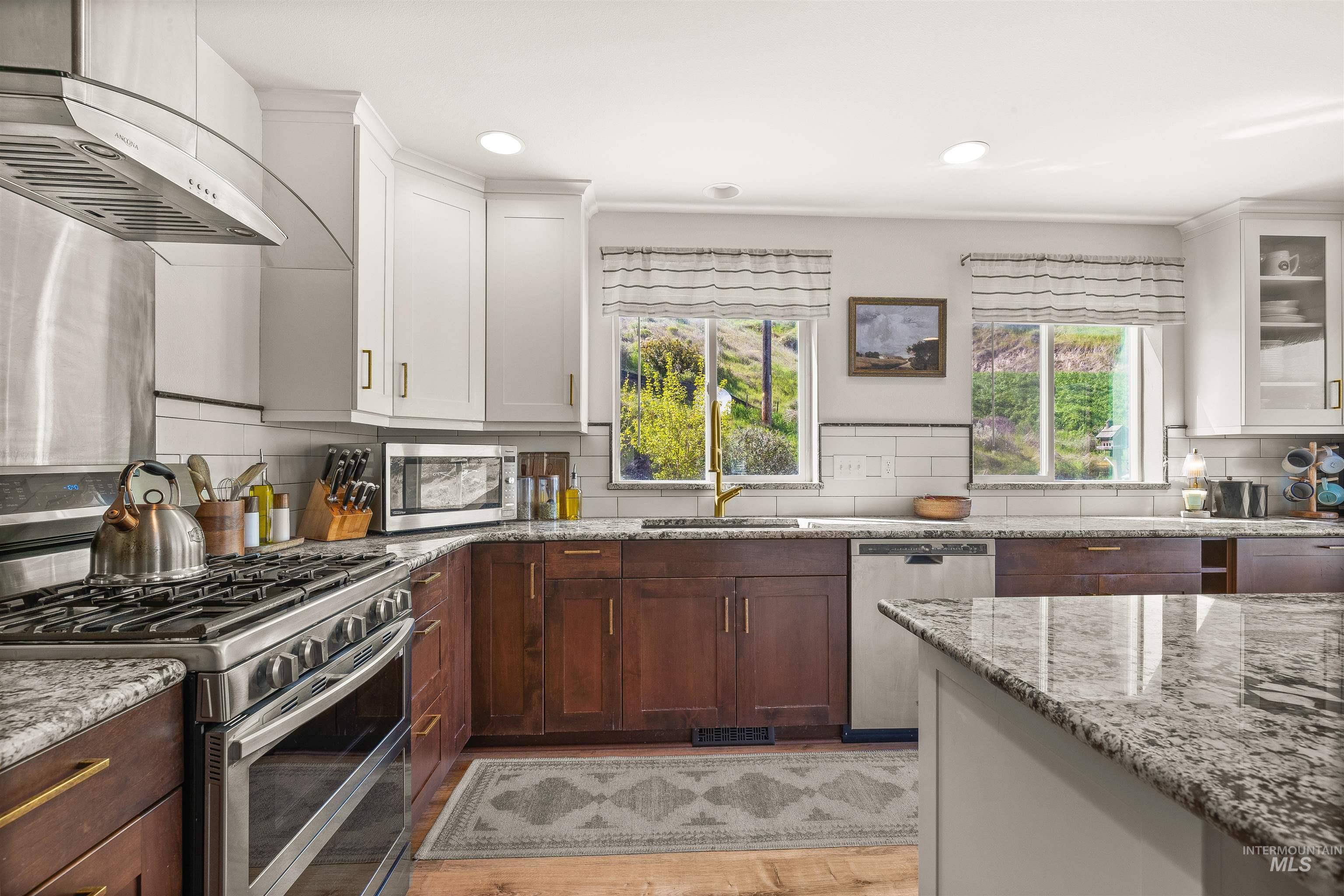 1977 Golfview Dr., Clarkston, Washington 99403, 5 Bedrooms, 2.5 Bathrooms, Residential For Sale, Price $749,000, 98977658