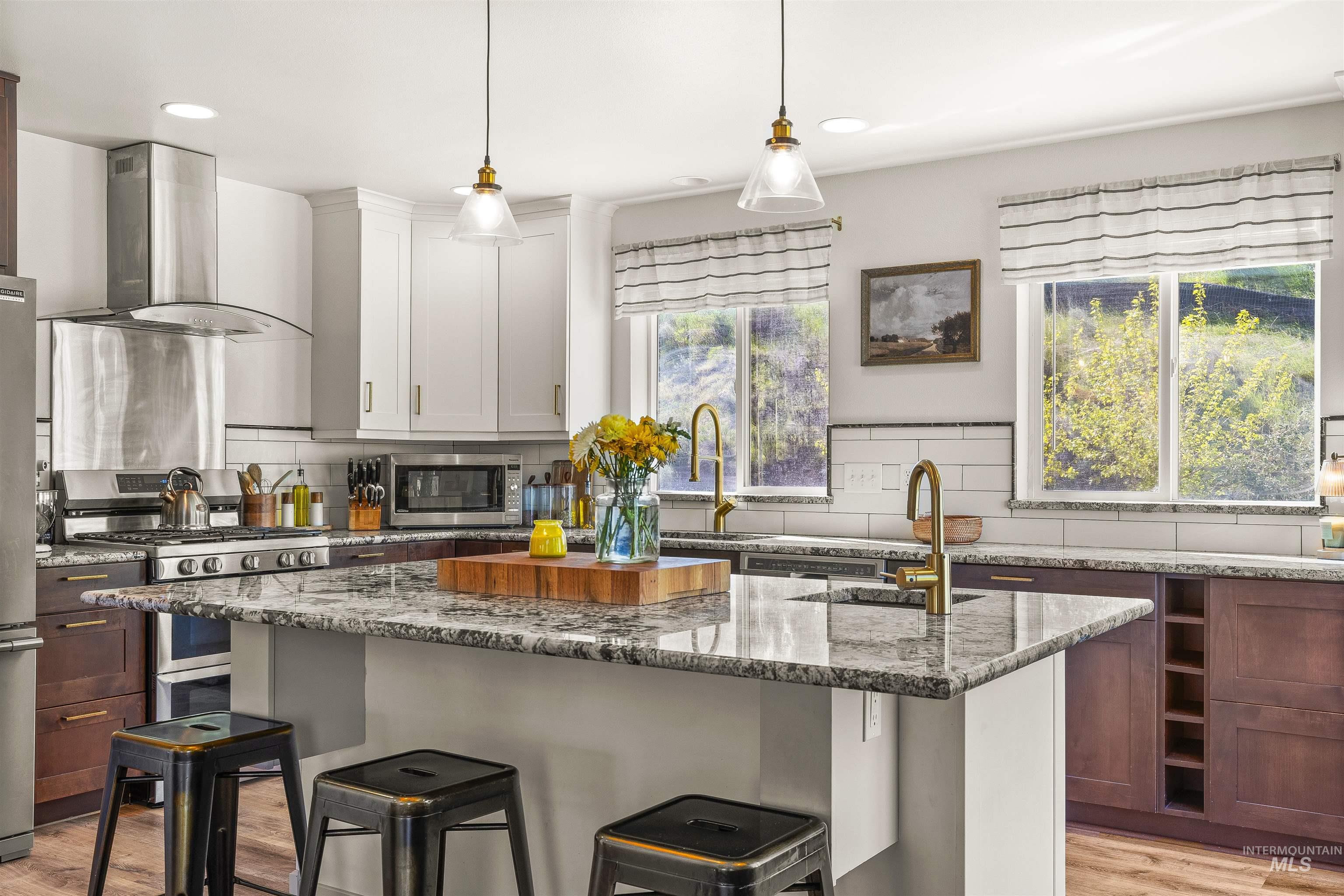 1977 Golfview Dr., Clarkston, Washington 99403, 5 Bedrooms, 2.5 Bathrooms, Residential For Sale, Price $749,000,MLS 98977658