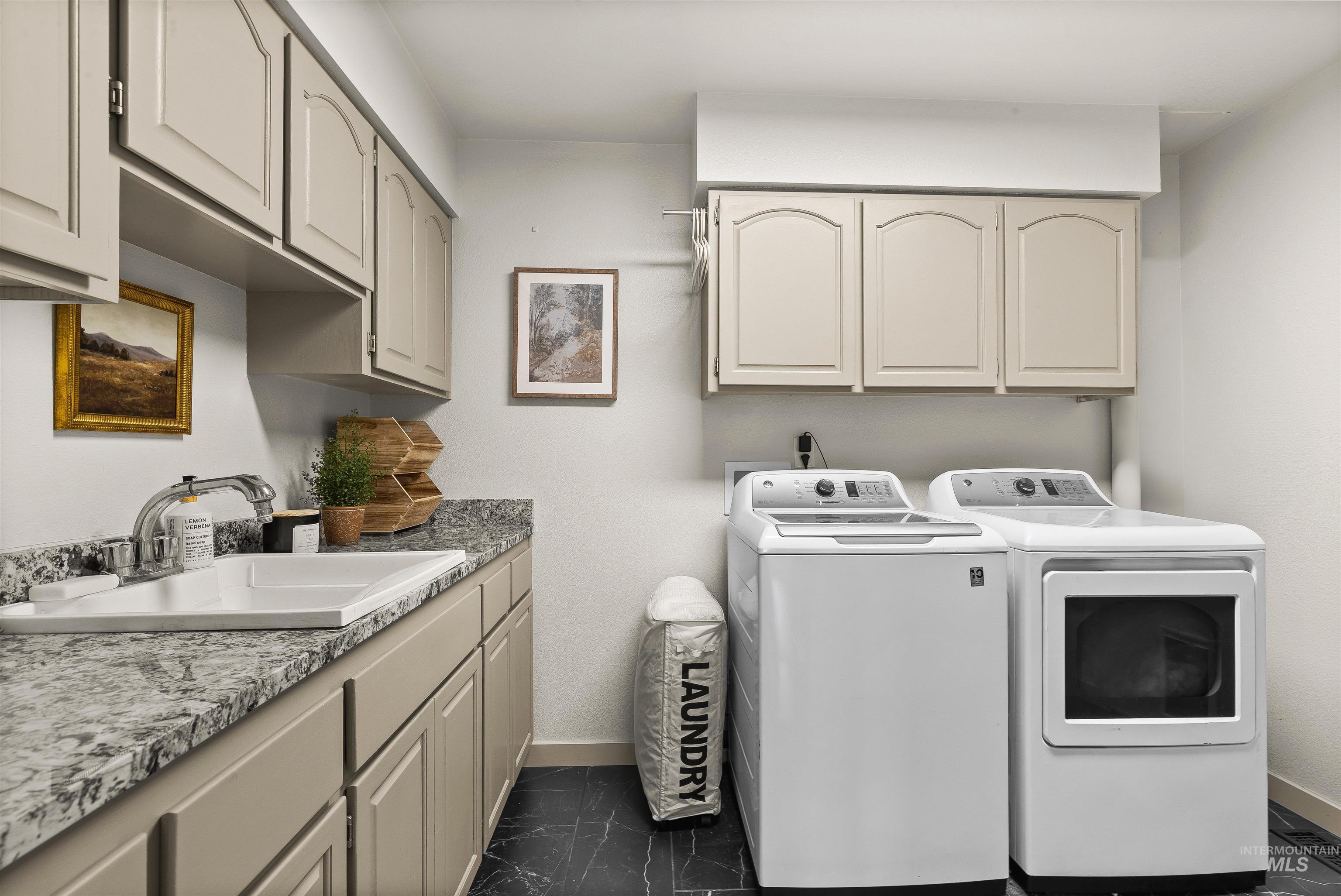 1977 Golfview Dr., Clarkston, Washington 99403, 5 Bedrooms, 2.5 Bathrooms, Residential For Sale, Price $749,000,MLS 98977658