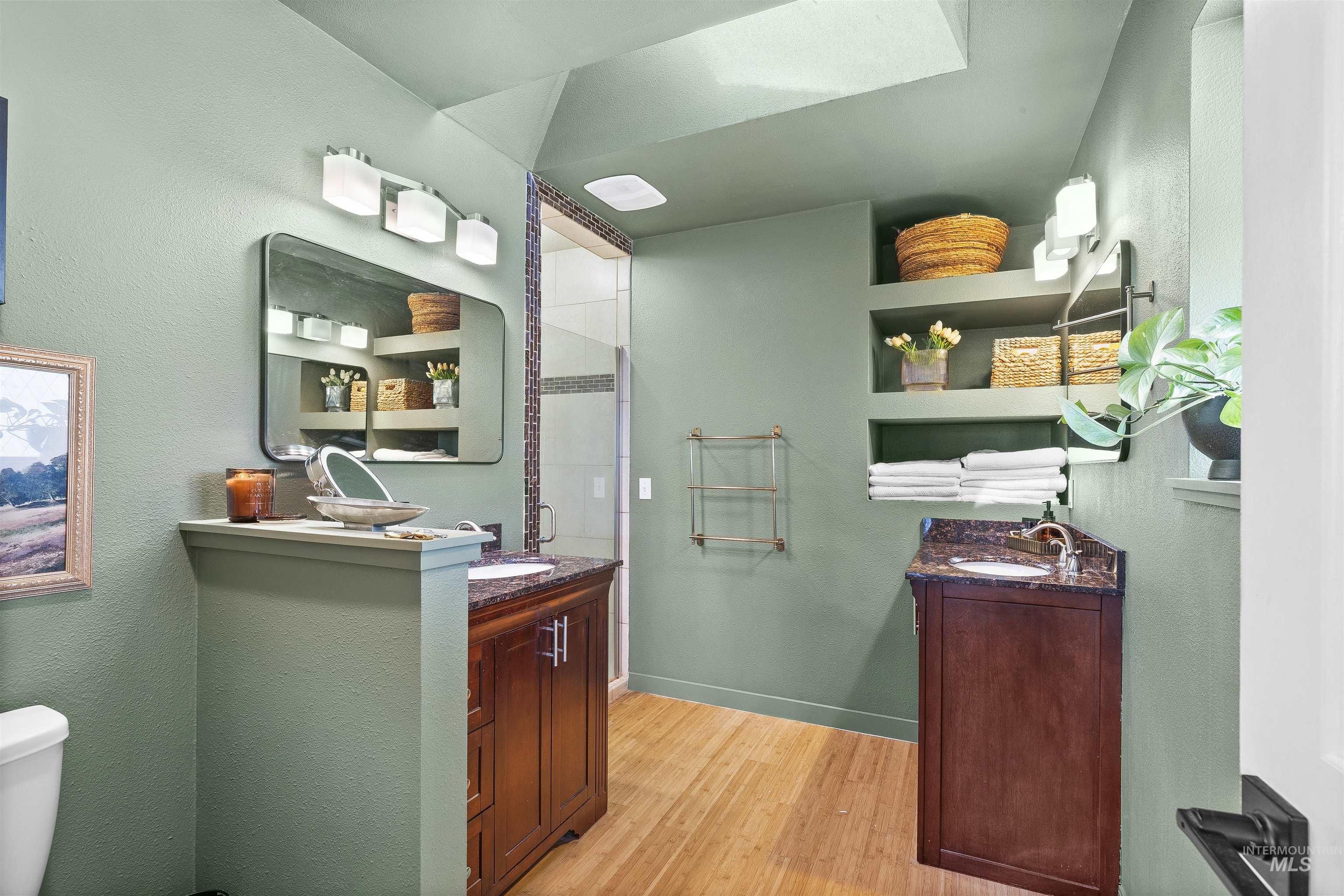 1977 Golfview Dr., Clarkston, Washington 99403, 5 Bedrooms, 2.5 Bathrooms, Residential For Sale, Price $749,000,MLS 98977658