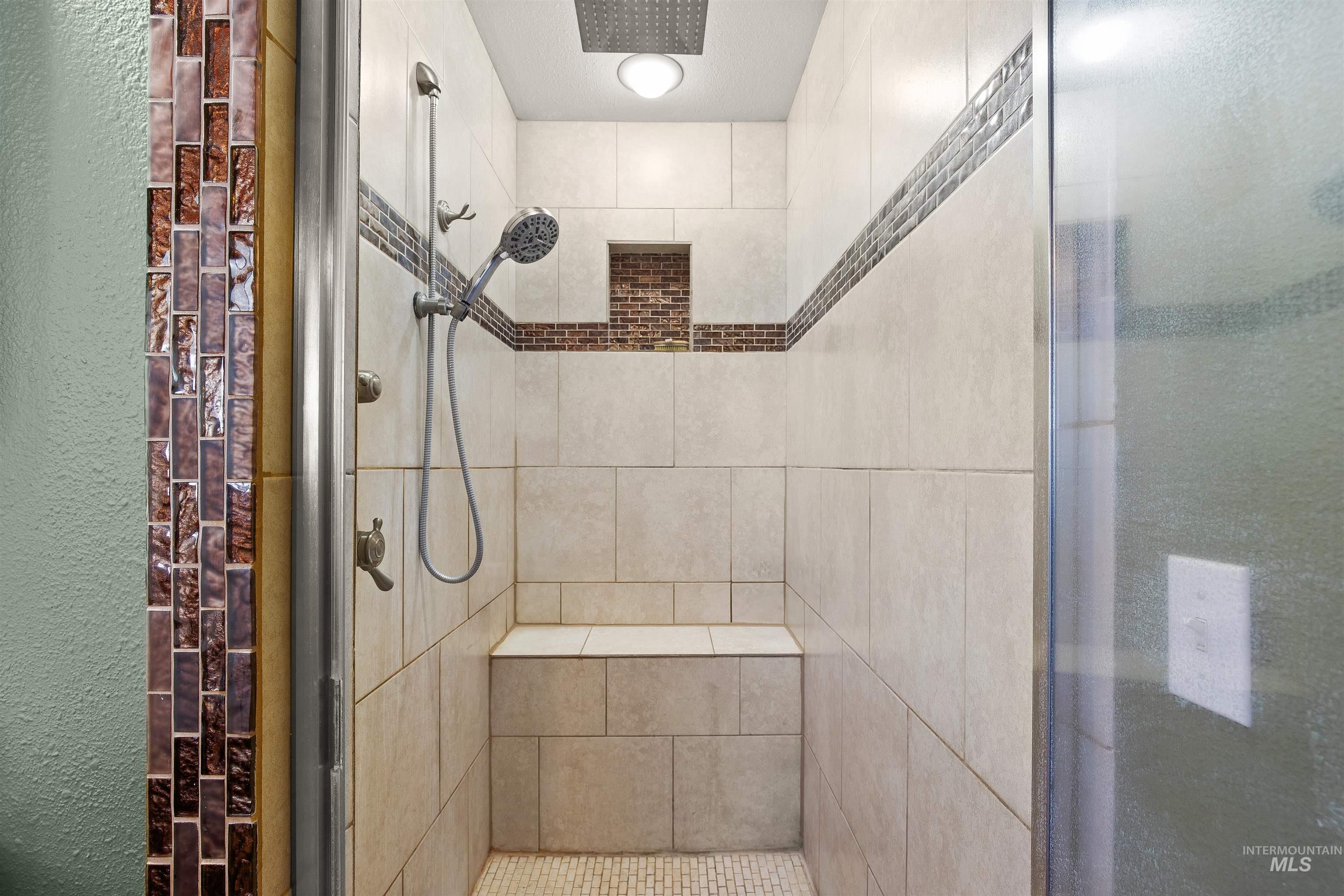 1977 Golfview Dr., Clarkston, Washington 99403, 5 Bedrooms, 2.5 Bathrooms, Residential For Sale, Price $749,000, 98977658