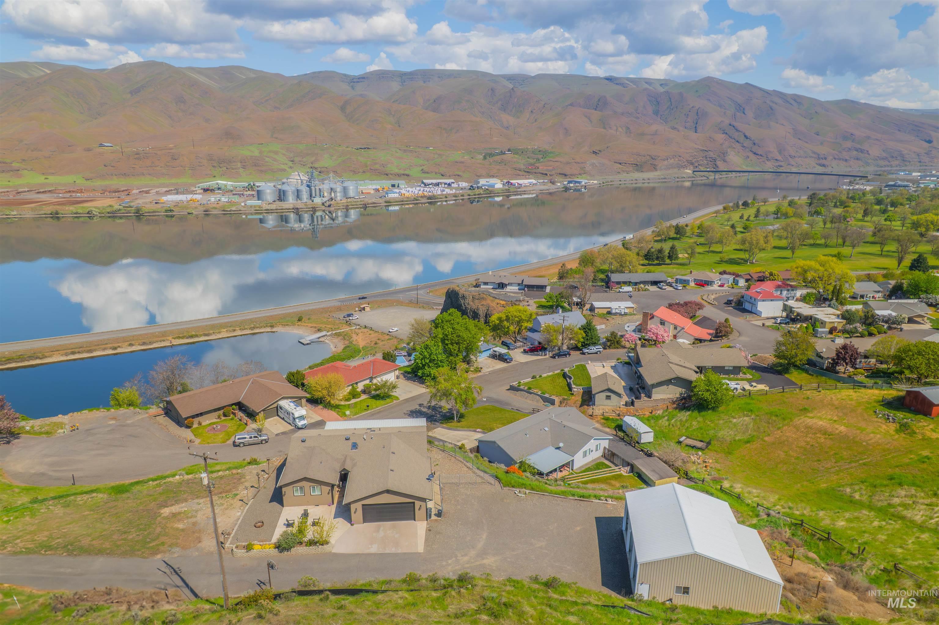 1977 Golfview Dr., Clarkston, Washington 99403, 5 Bedrooms, 2.5 Bathrooms, Residential For Sale, Price $749,000,MLS 98977658