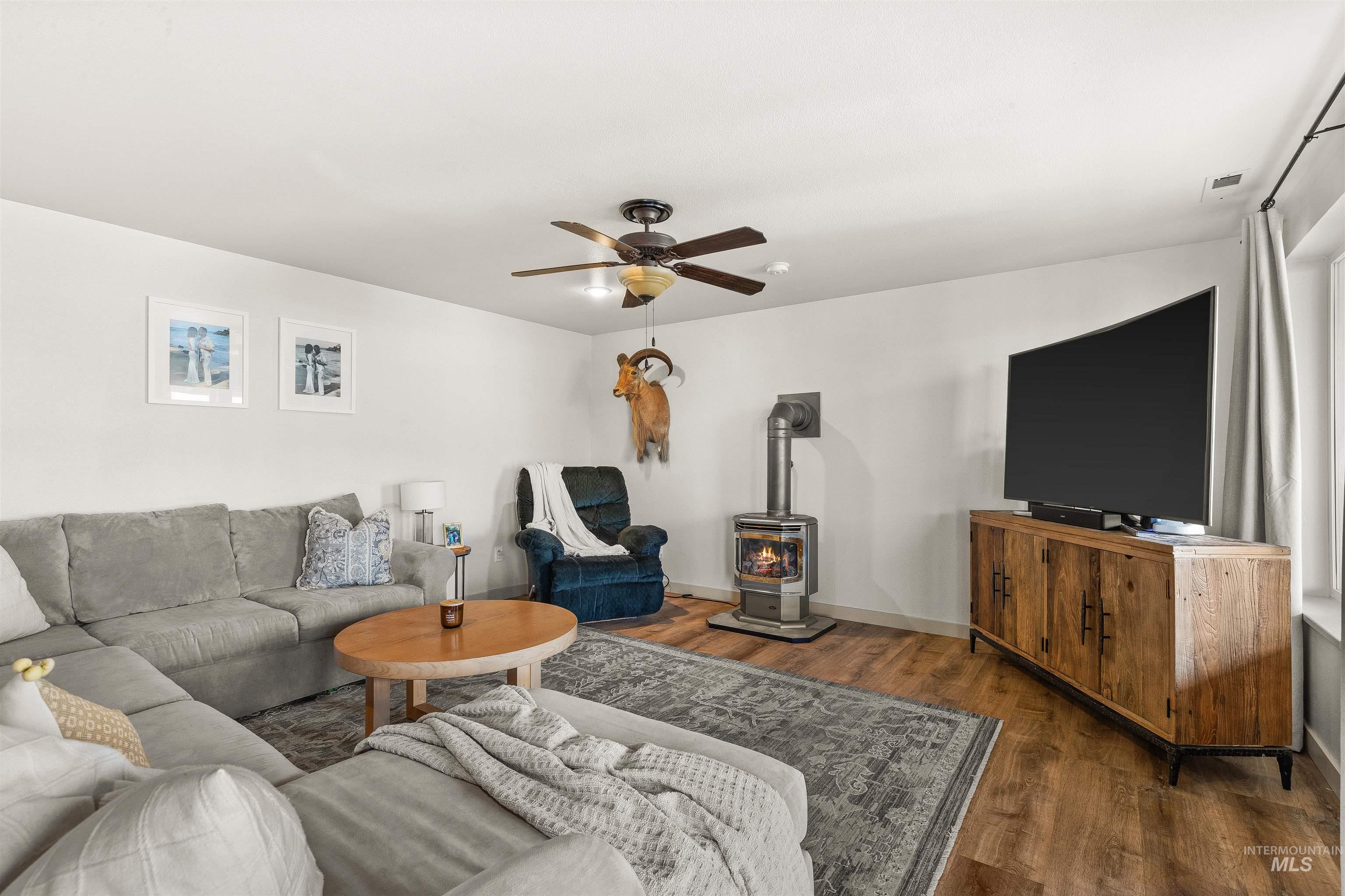 1977 Golfview Dr., Clarkston, Washington 99403, 5 Bedrooms, 2.5 Bathrooms, Residential For Sale, Price $749,000,MLS 98977658