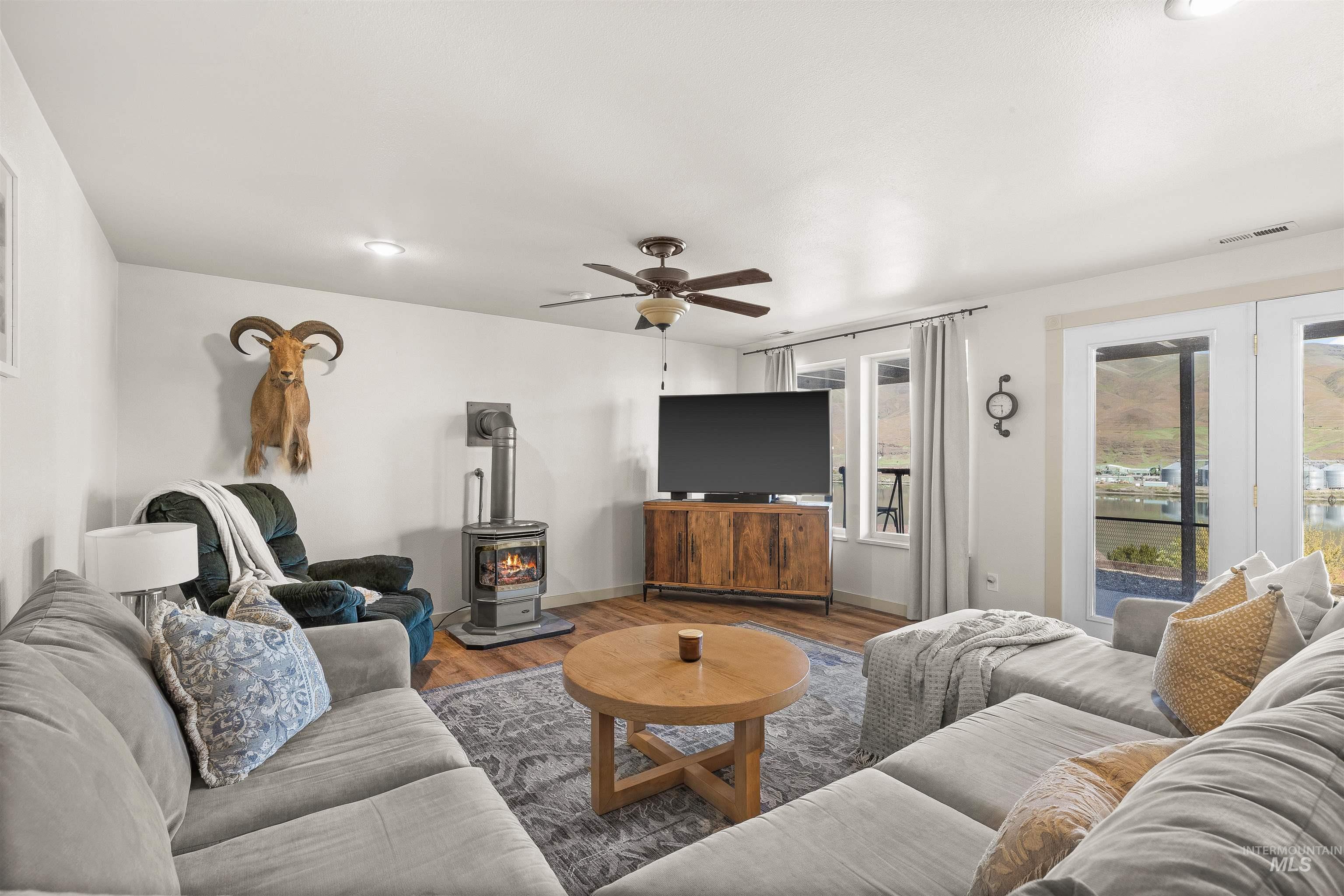 1977 Golfview Dr., Clarkston, Washington 99403, 5 Bedrooms, 2.5 Bathrooms, Residential For Sale, Price $749,000,MLS 98977658