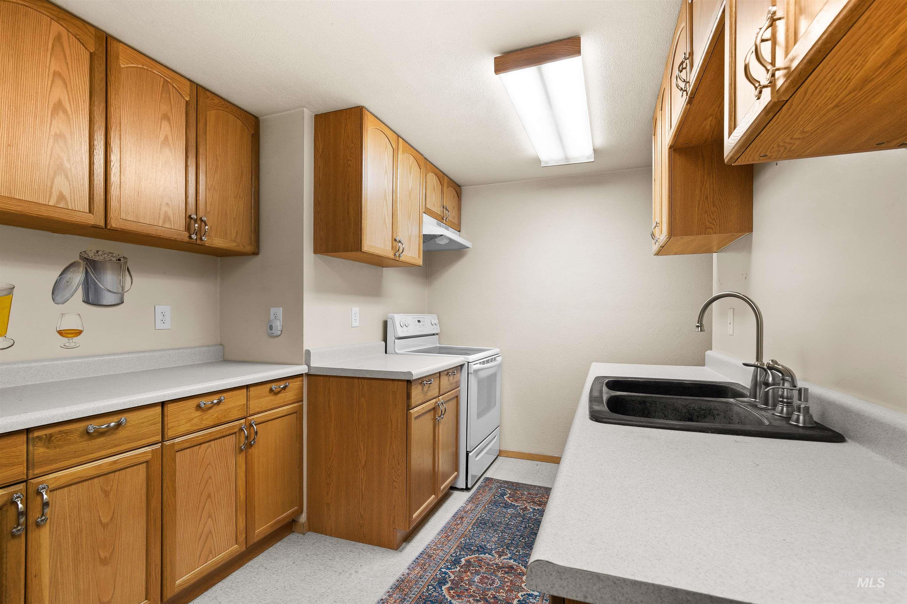 1977 Golfview Dr., Clarkston, Washington 99403, 5 Bedrooms, 2.5 Bathrooms, Residential For Sale, Price $749,000,MLS 98977658