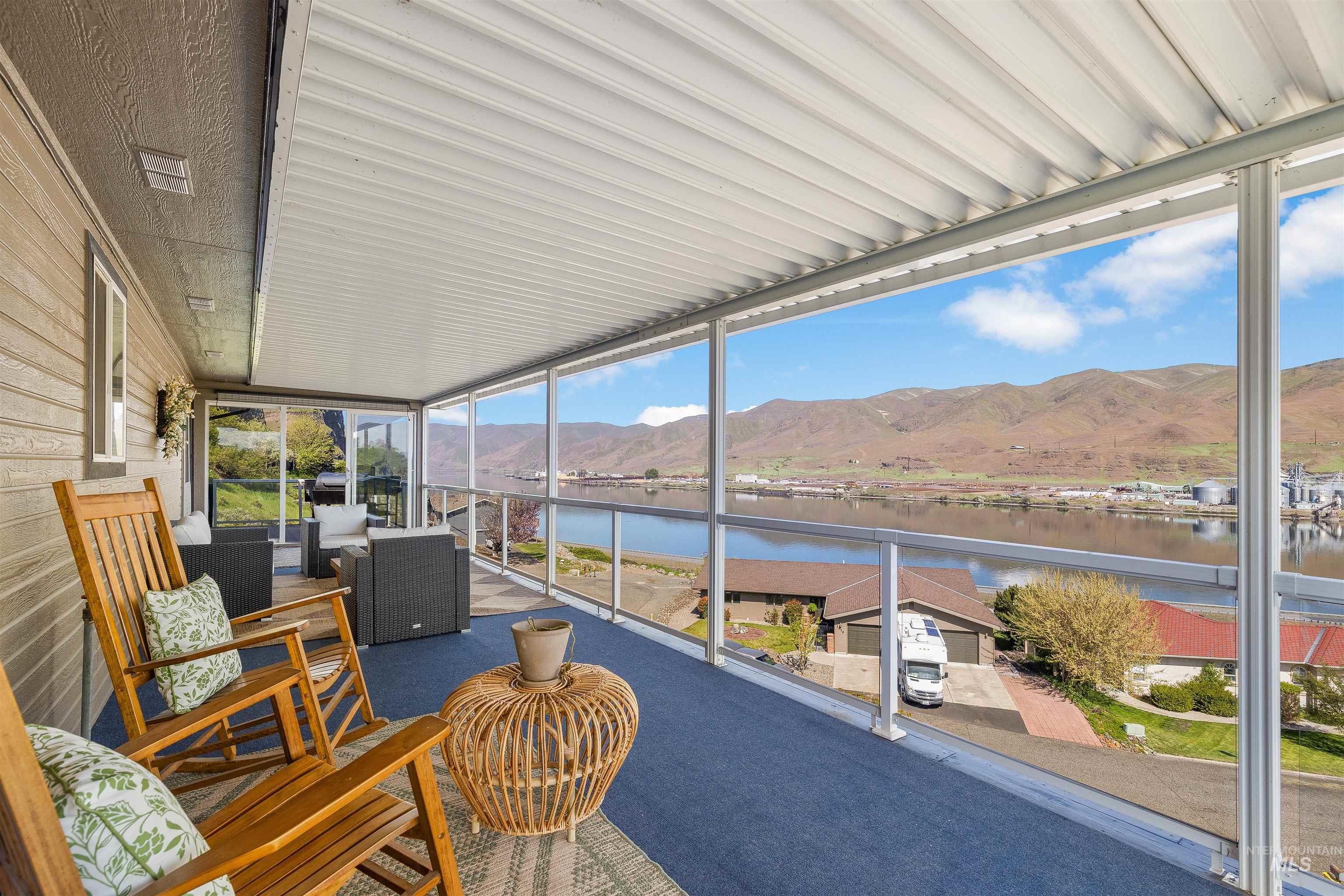 1977 Golfview Dr., Clarkston, Washington 99403, 5 Bedrooms, 2.5 Bathrooms, Residential For Sale, Price $749,000,MLS 98977658