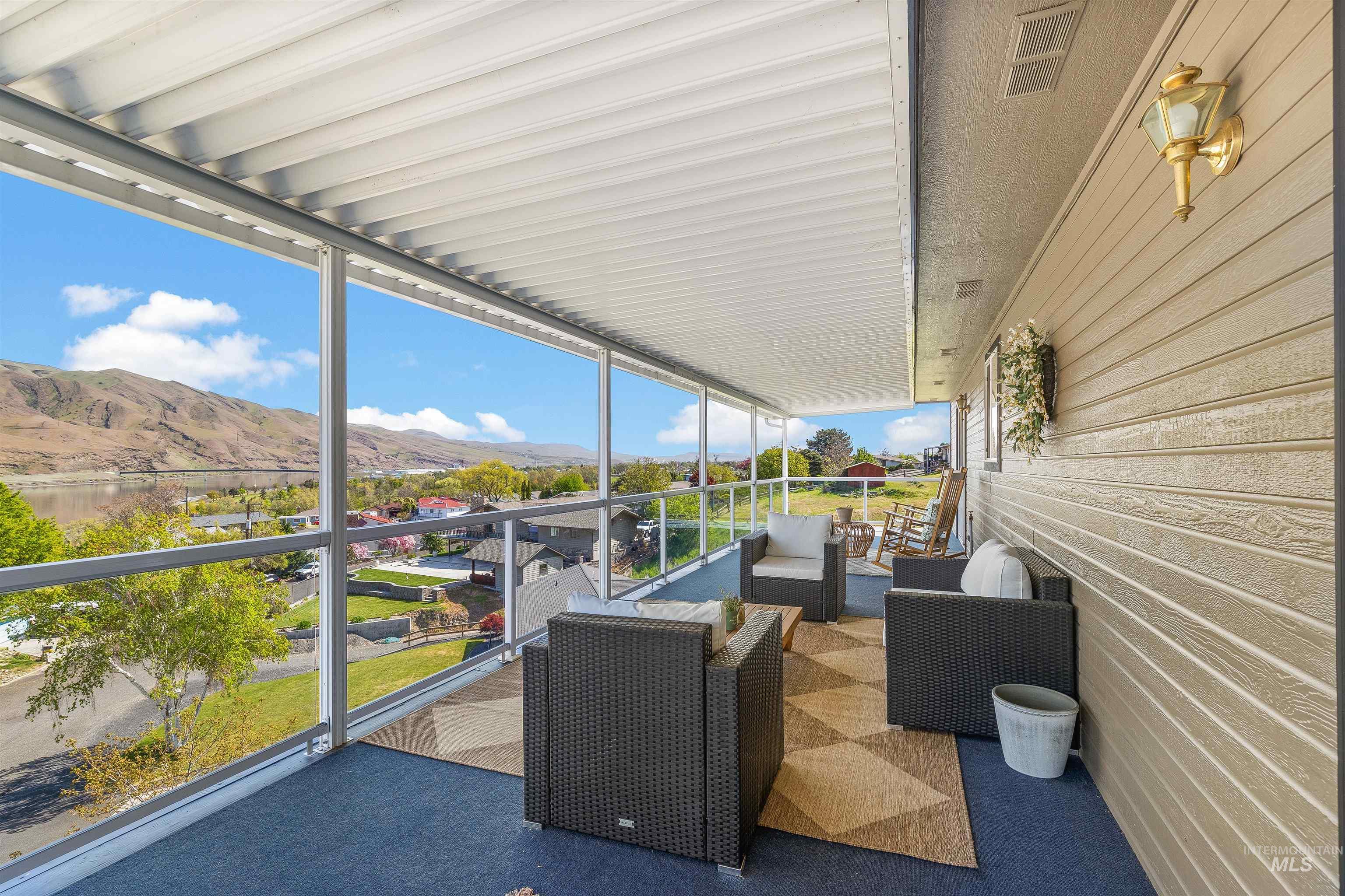 1977 Golfview Dr., Clarkston, Washington 99403, 5 Bedrooms, 2.5 Bathrooms, Residential For Sale, Price $749,000,MLS 98977658