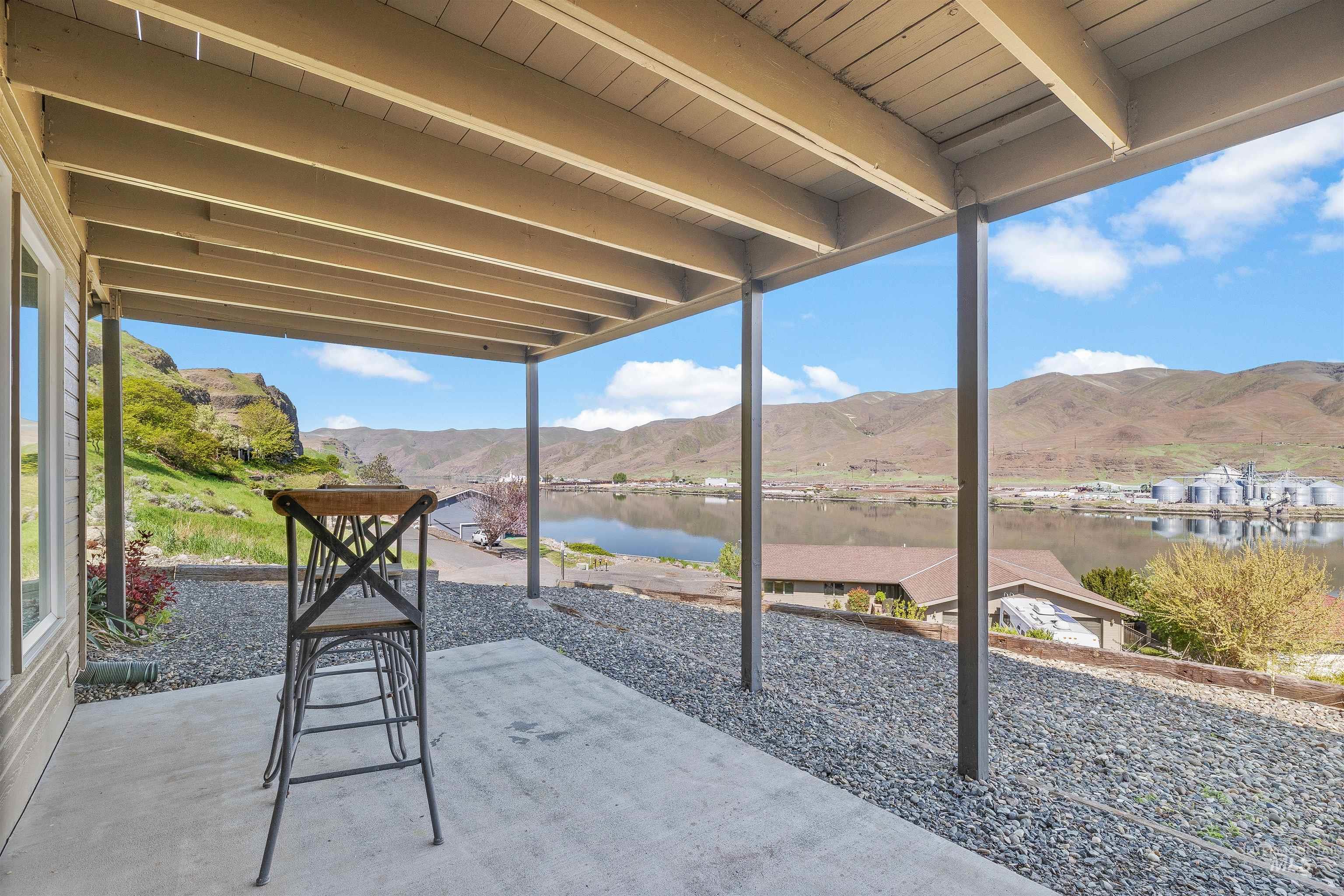 1977 Golfview Dr., Clarkston, Washington 99403, 5 Bedrooms, 2.5 Bathrooms, Residential For Sale, Price $749,000,MLS 98977658