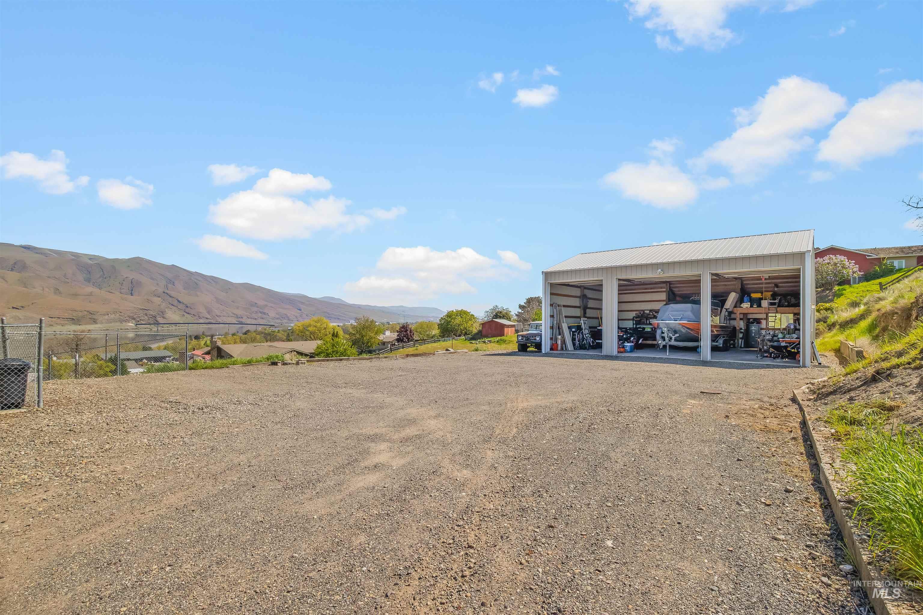 1977 Golfview Dr., Clarkston, Washington 99403, 5 Bedrooms, 2.5 Bathrooms, Residential For Sale, Price $749,000,MLS 98977658