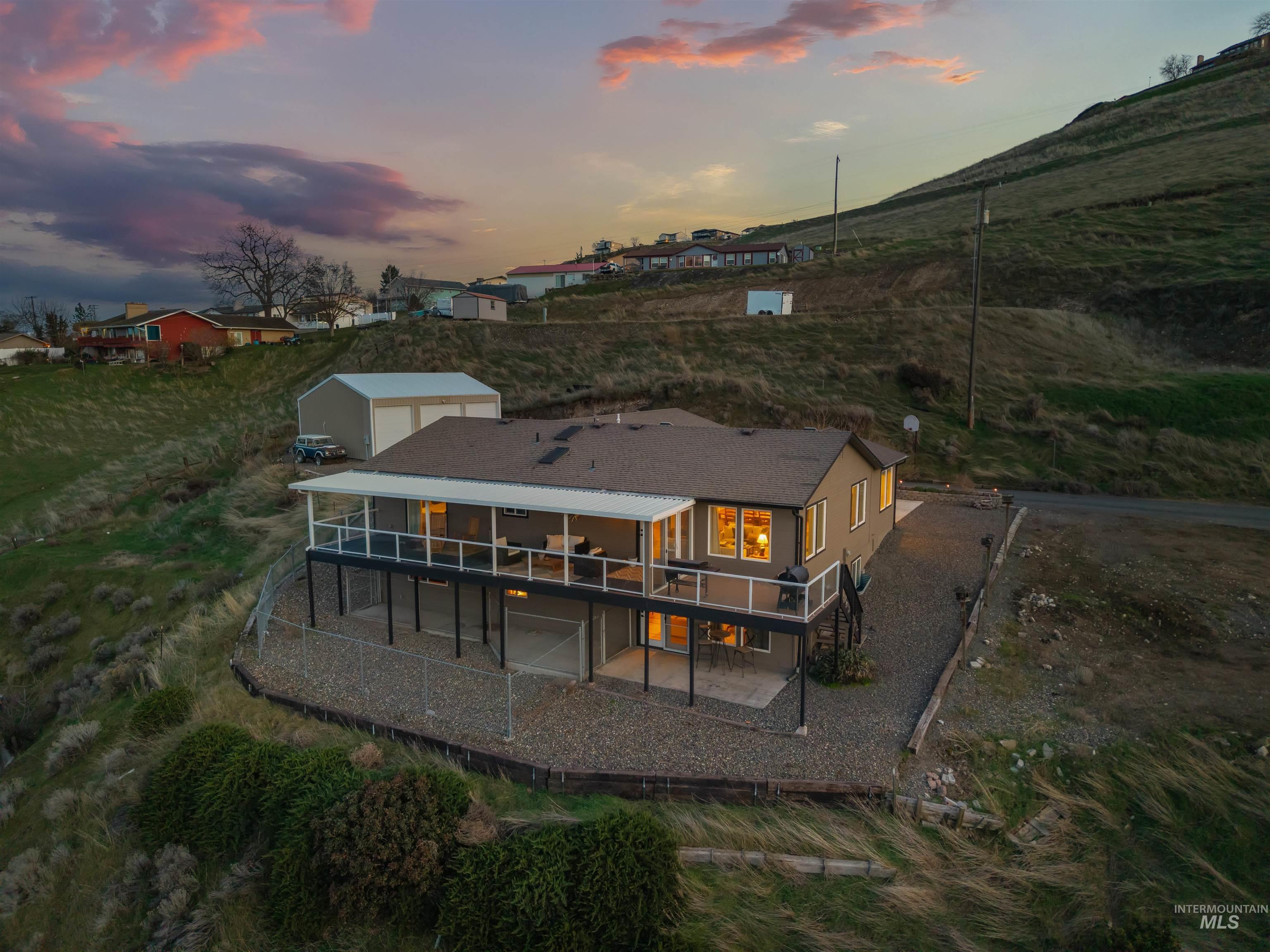 1977 Golfview Dr., Clarkston, Washington 99403, 5 Bedrooms, 2.5 Bathrooms, Residential For Sale, Price $749,000,MLS 98977658