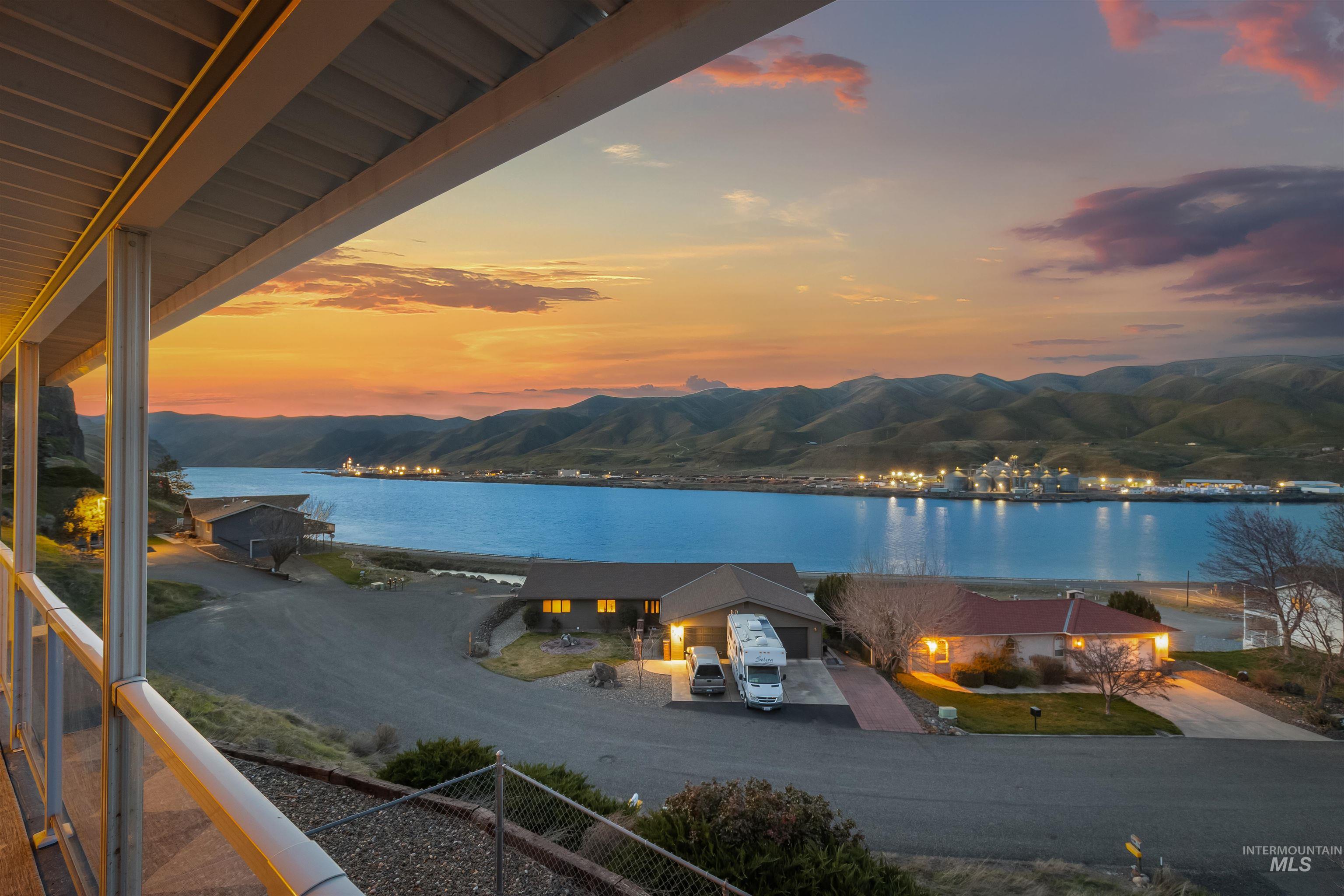 1977 Golfview Dr., Clarkston, Washington 99403, 5 Bedrooms, 2.5 Bathrooms, Residential For Sale, Price $749,000,MLS 98977658