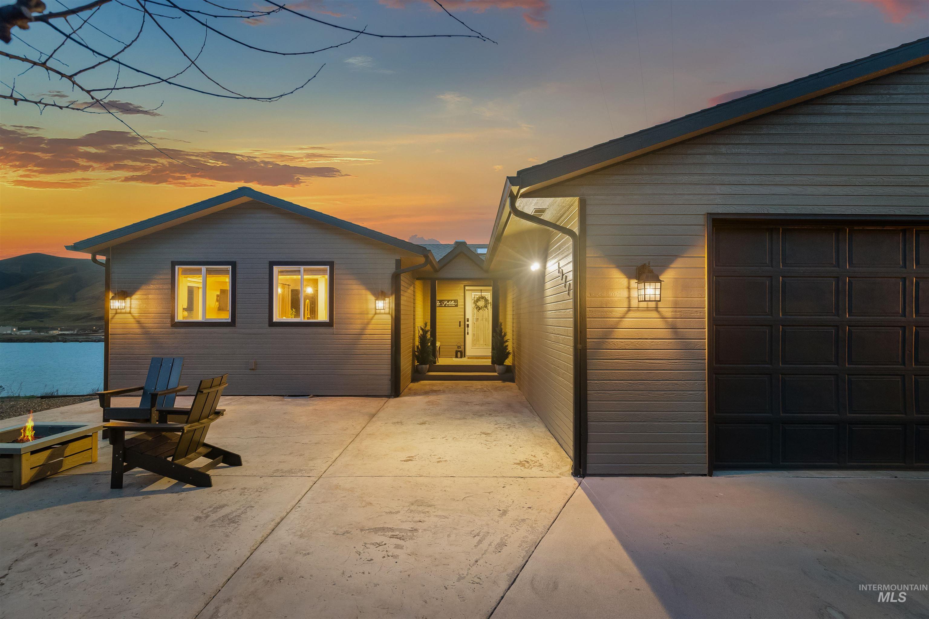 1977 Golfview Dr., Clarkston, Washington 99403, 5 Bedrooms, 2.5 Bathrooms, Residential For Sale, Price $749,000,MLS 98977658