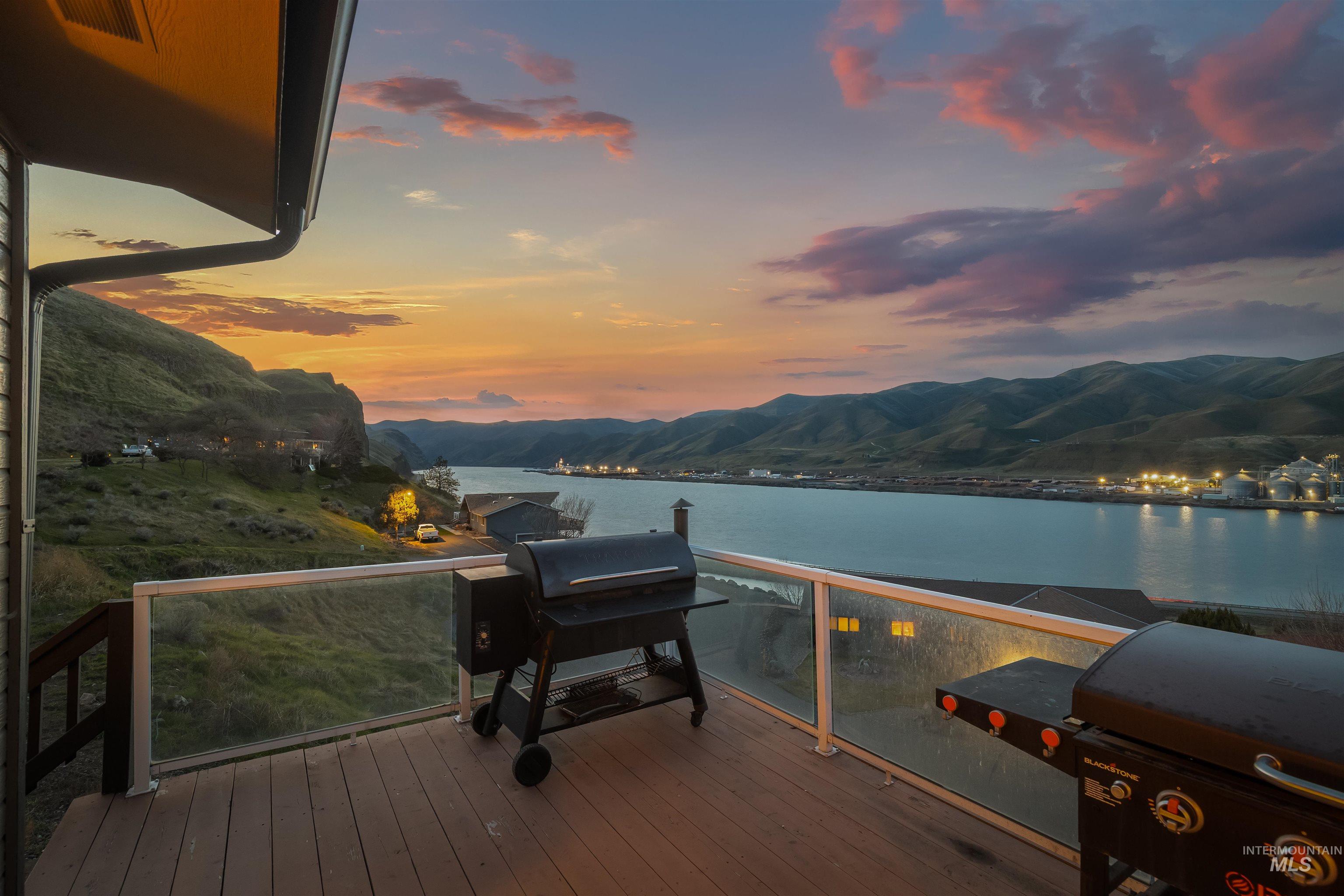 1977 Golfview Dr., Clarkston, Washington 99403, 5 Bedrooms, 2.5 Bathrooms, Residential For Sale, Price $749,000,MLS 98977658